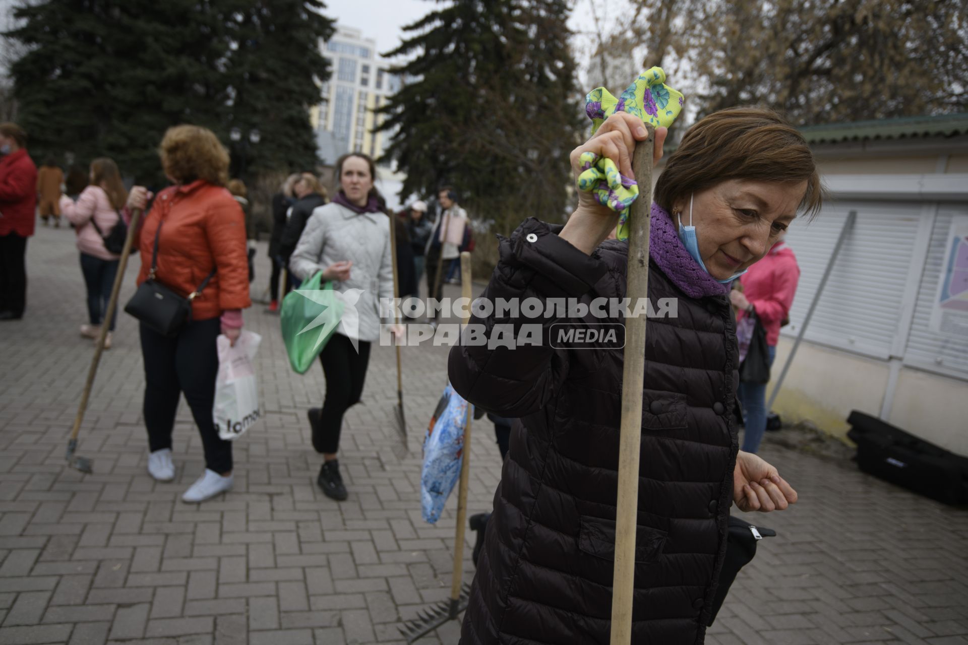 Екатеринбург. Сотрудники администрации города Екатеринбурга вышли на общегородской субботник в Дендрологический парк