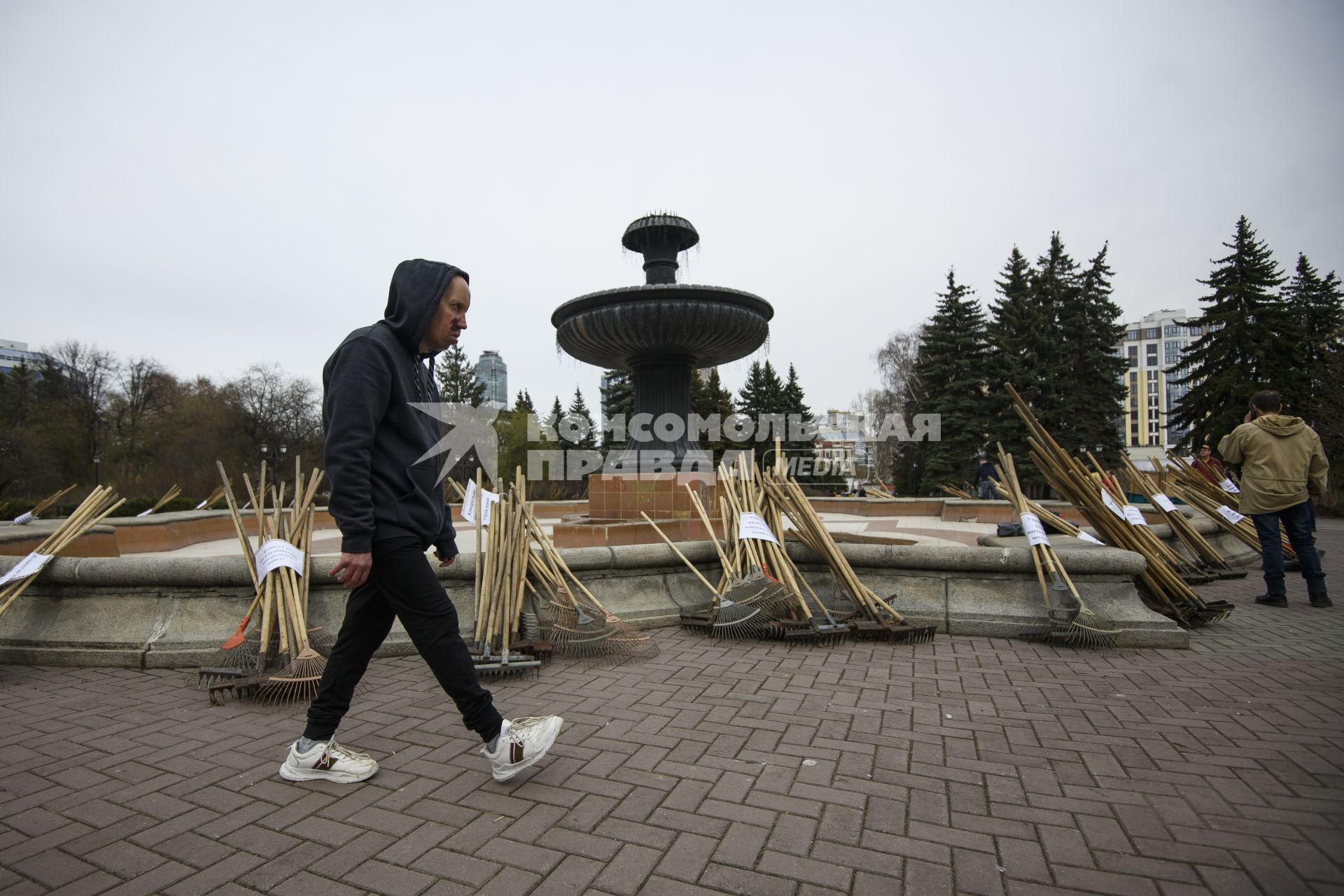 Екатеринбург. Сотрудники администрации города Екатеринбурга вышли на общегородской субботник в Дендрологический парк