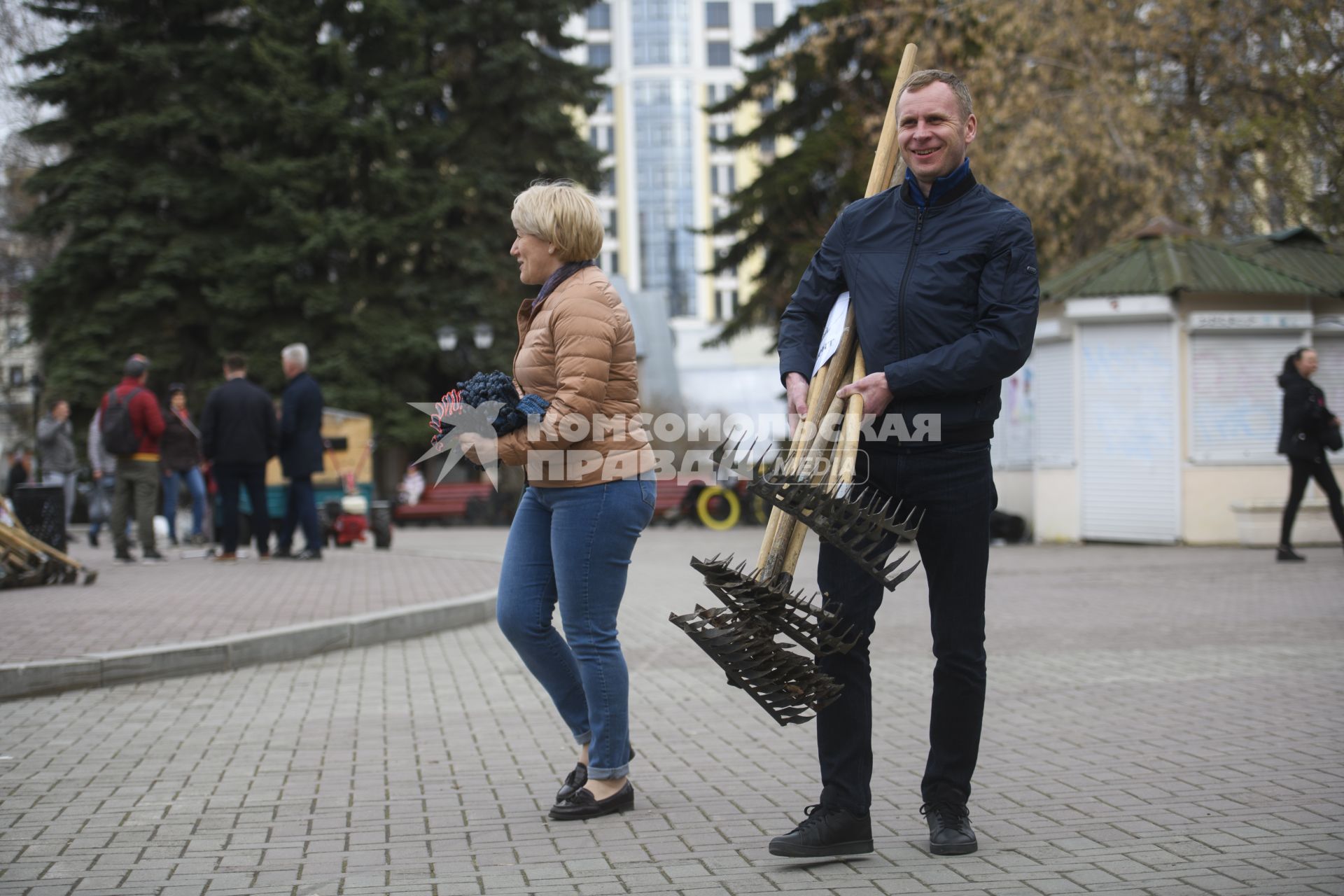 Екатеринбург. Сотрудники администрации города Екатеринбурга вышли на общегородской субботник в Дендрологический парк