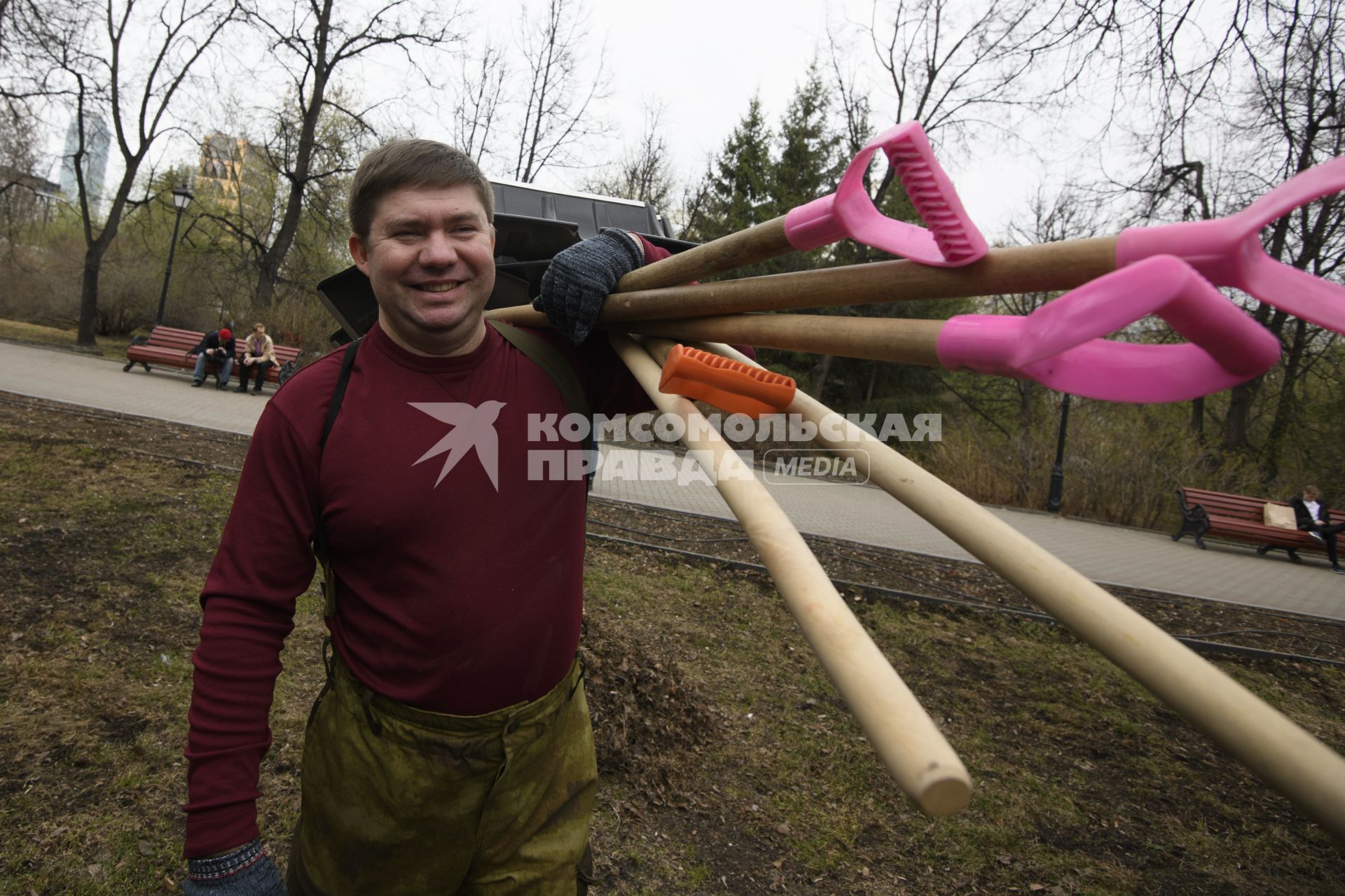 Екатеринбург. Сотрудники администрации города Екатеринбурга вышли на общегородской субботник в Дендрологический парк