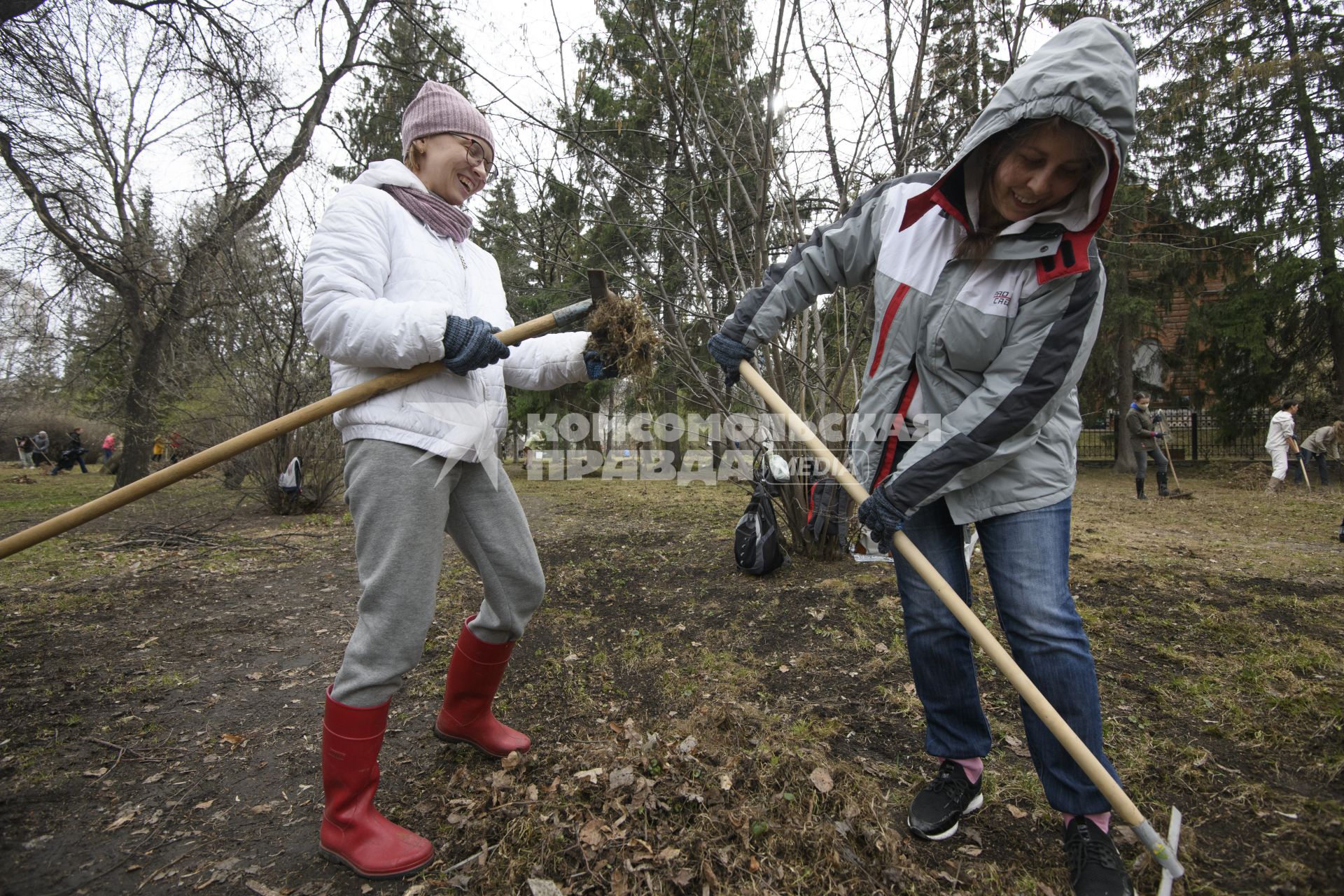 Екатеринбург. Сотрудники администрации города Екатеринбурга вышли на общегородской субботник в Дендрологический парк