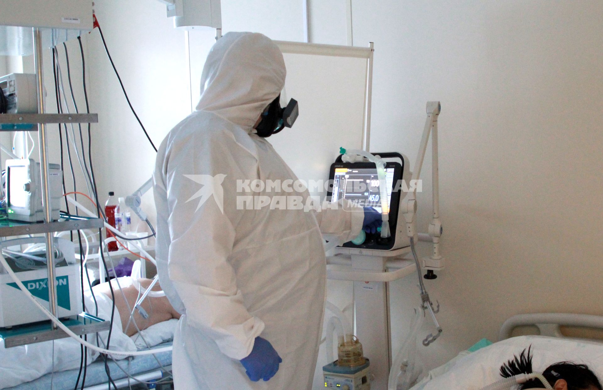 Иркутск. Медицинский работник в больнице, где оказывают помощь пациентам с коронавирусной инфекцией COVID-19.