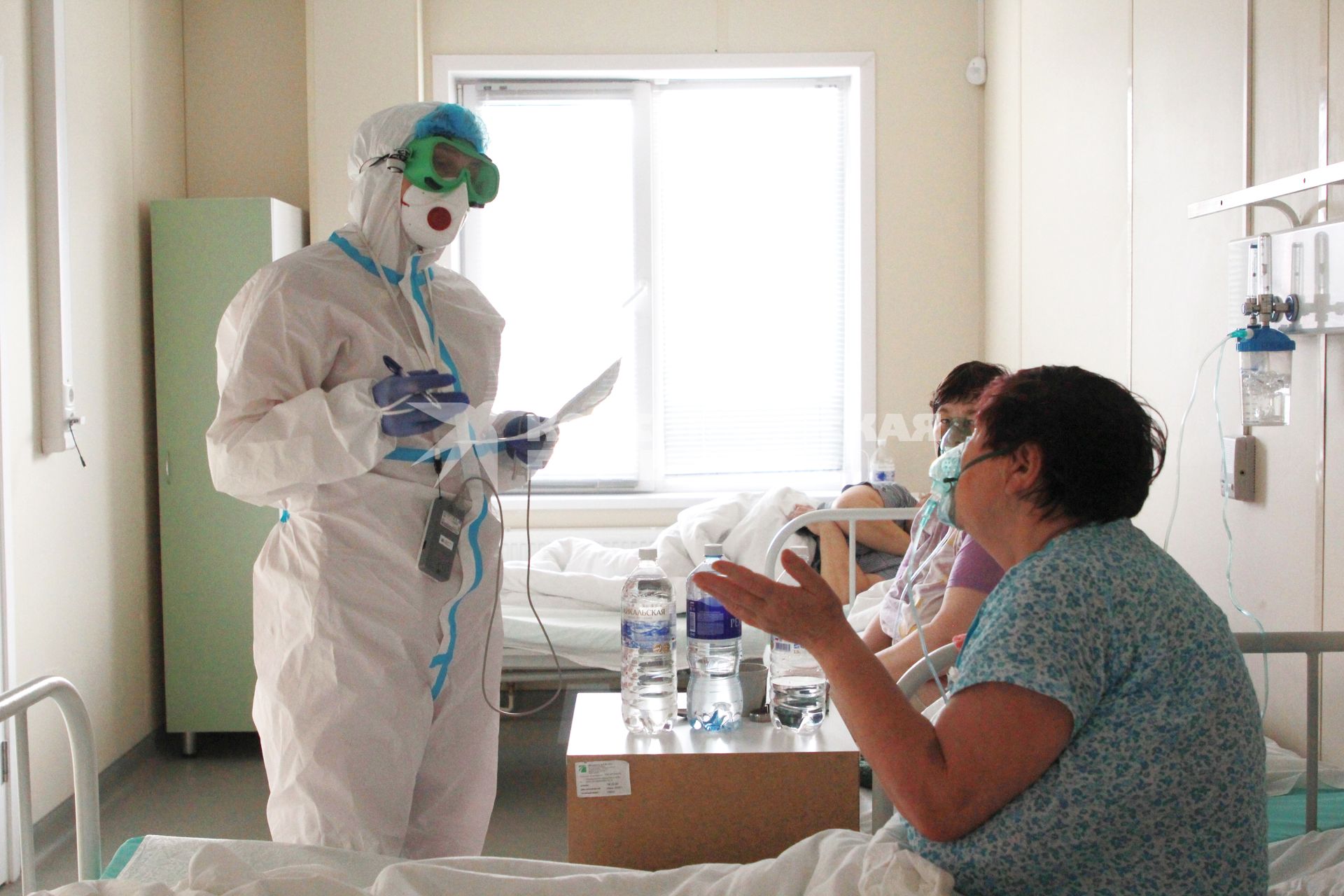 Иркутск. Медицинский работник и пациенты в больнице, где оказывают помощь пациентам с коронавирусной инфекцией COVID-19.