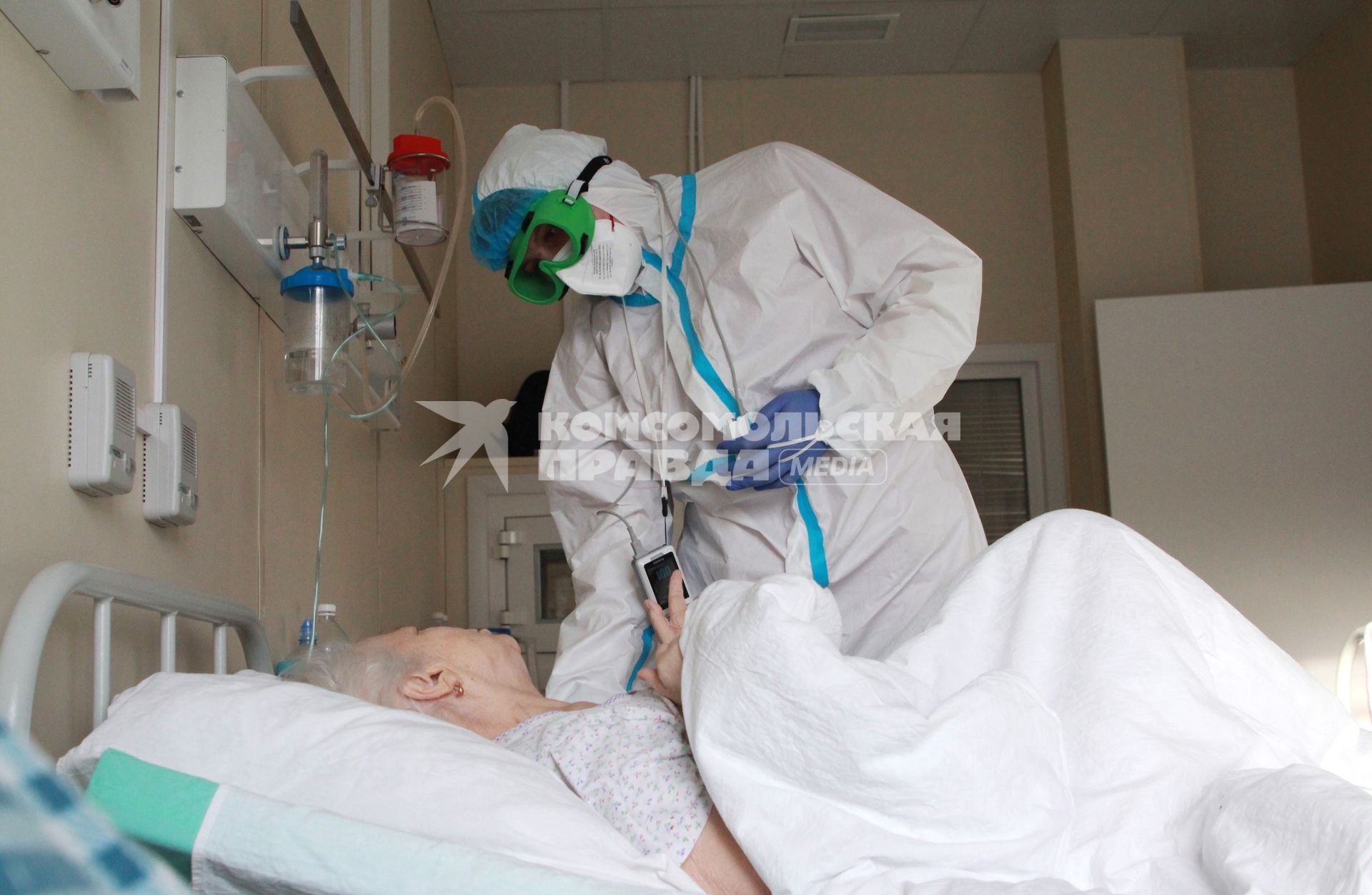 Иркутск. Медицинский работник и пациент в больнице, где оказывают помощь пациентам с коронавирусной инфекцией COVID-19.