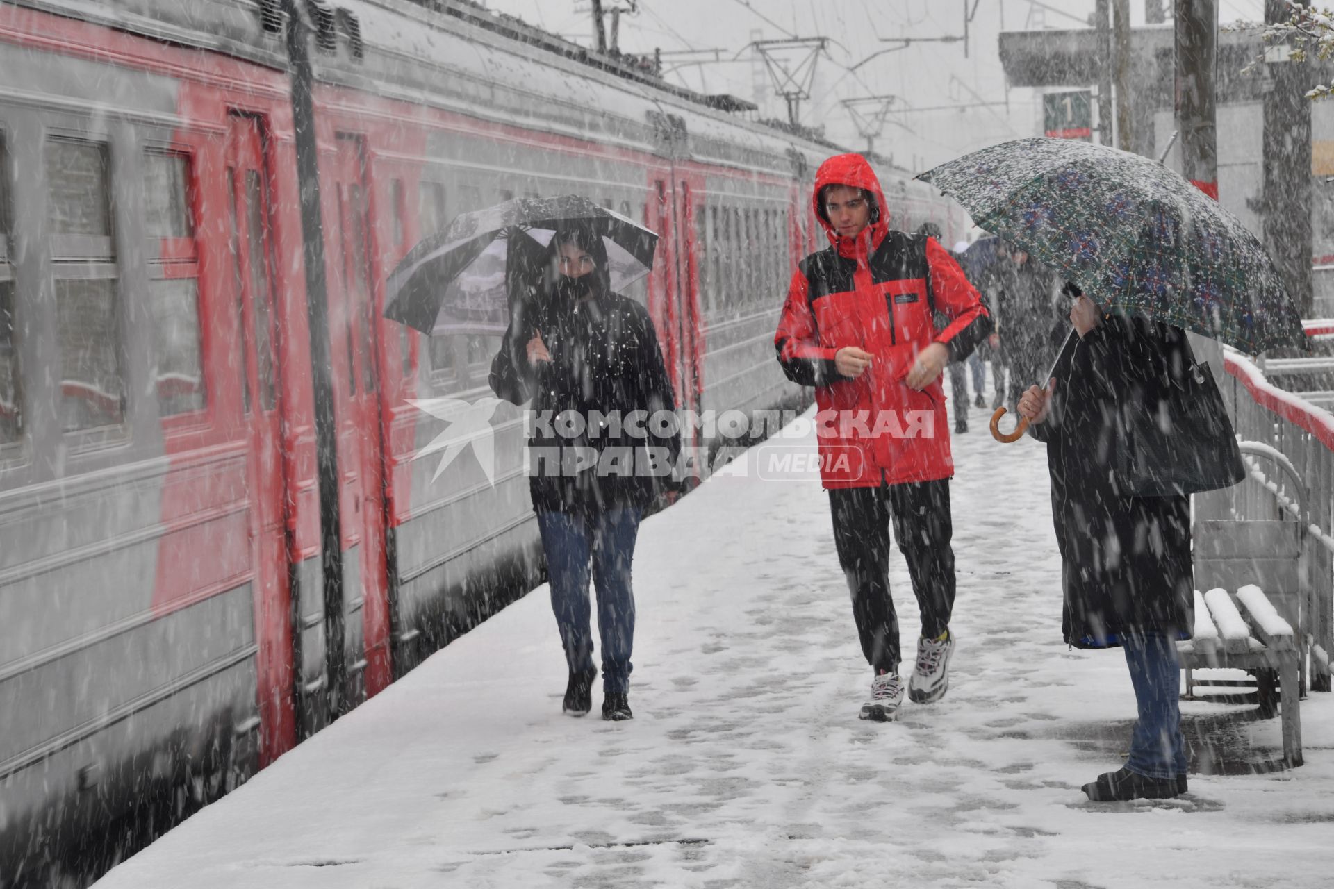 Москва. Горожане во время снегопада.