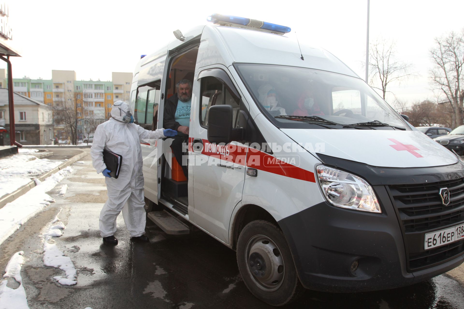 Иркутск.  Бригада скорой медицинской помощи у медицинского центра, куда госпитализируют пациентов с подозрением на коронавирус COVID-19.