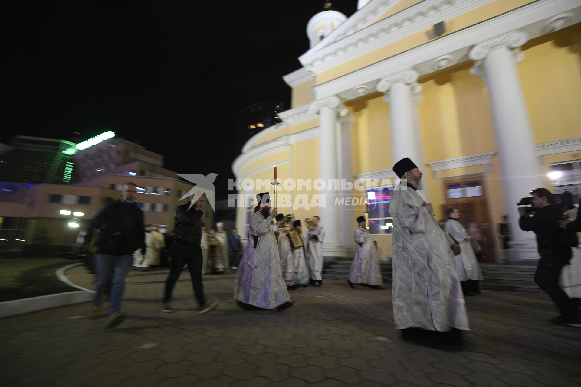 Екатеринбург. Крестный ход во время пасхального богослужения в Свято-Троицком соборе