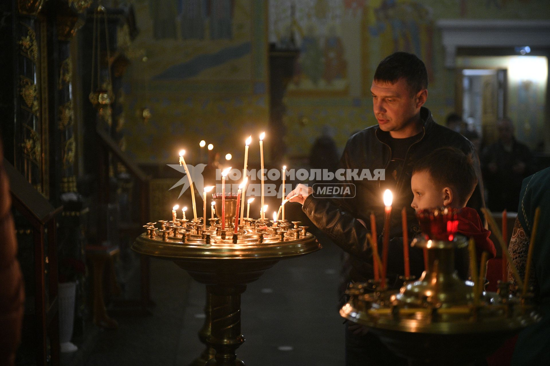 Екатеринбург. Перед началом Пасхального богослужения в Свято-Троицком соборе