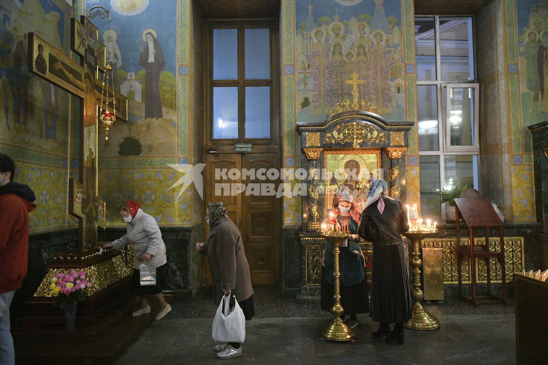 Екатеринбург. Перед началом Пасхального богослужения в Свято-Троицком соборе