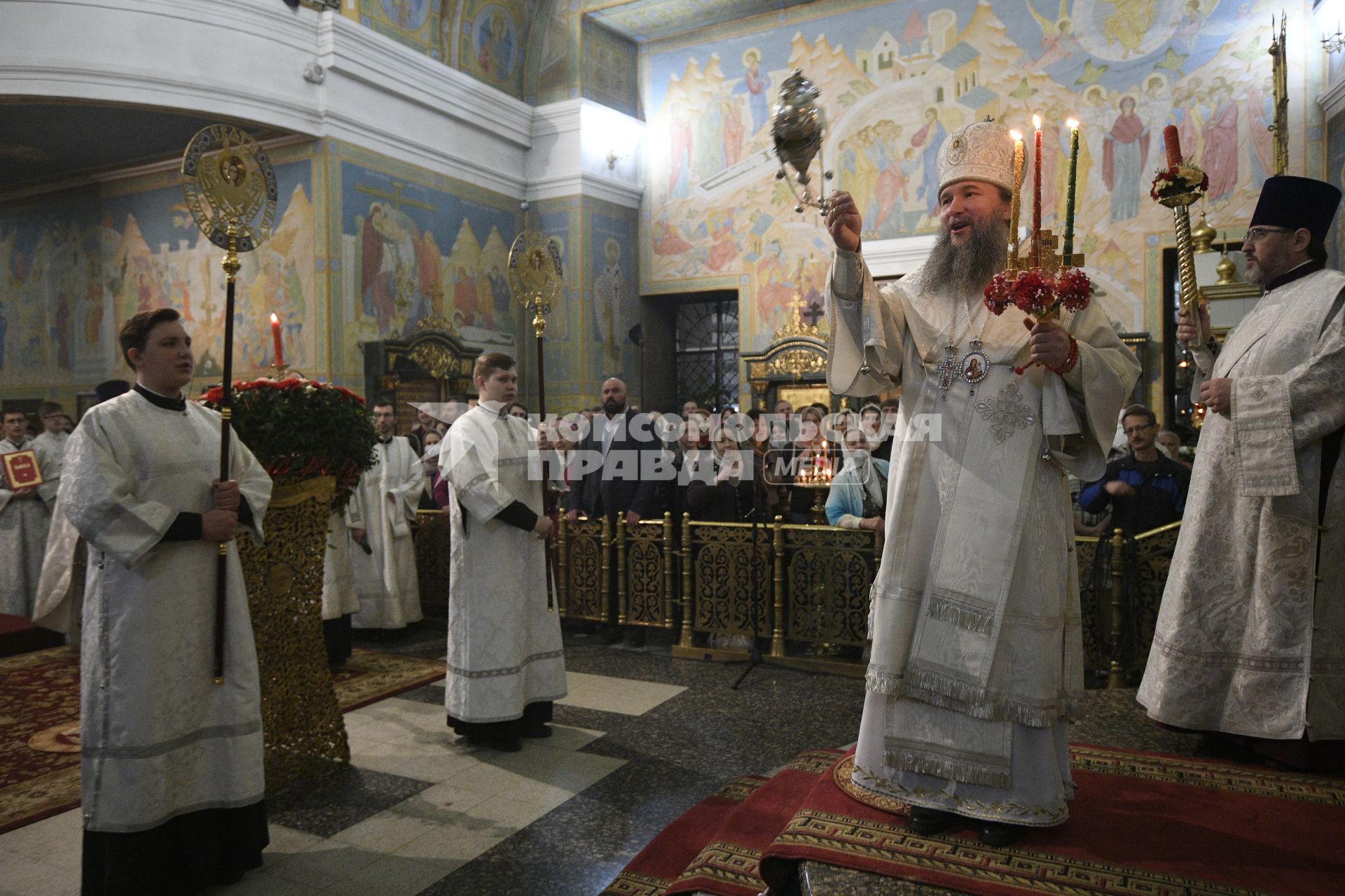 Екатеринбург. Митрополит Екатеринбургский и Верхотурский Евгений во время пасхального богослужения в Свято-Троицком соборе