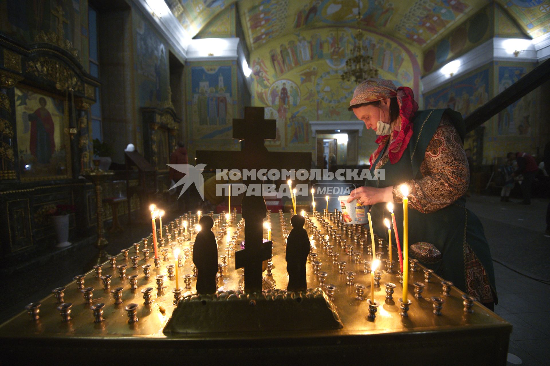 Екатеринбург. Перед началом Пасхального богослужения в Свято-Троицком соборе