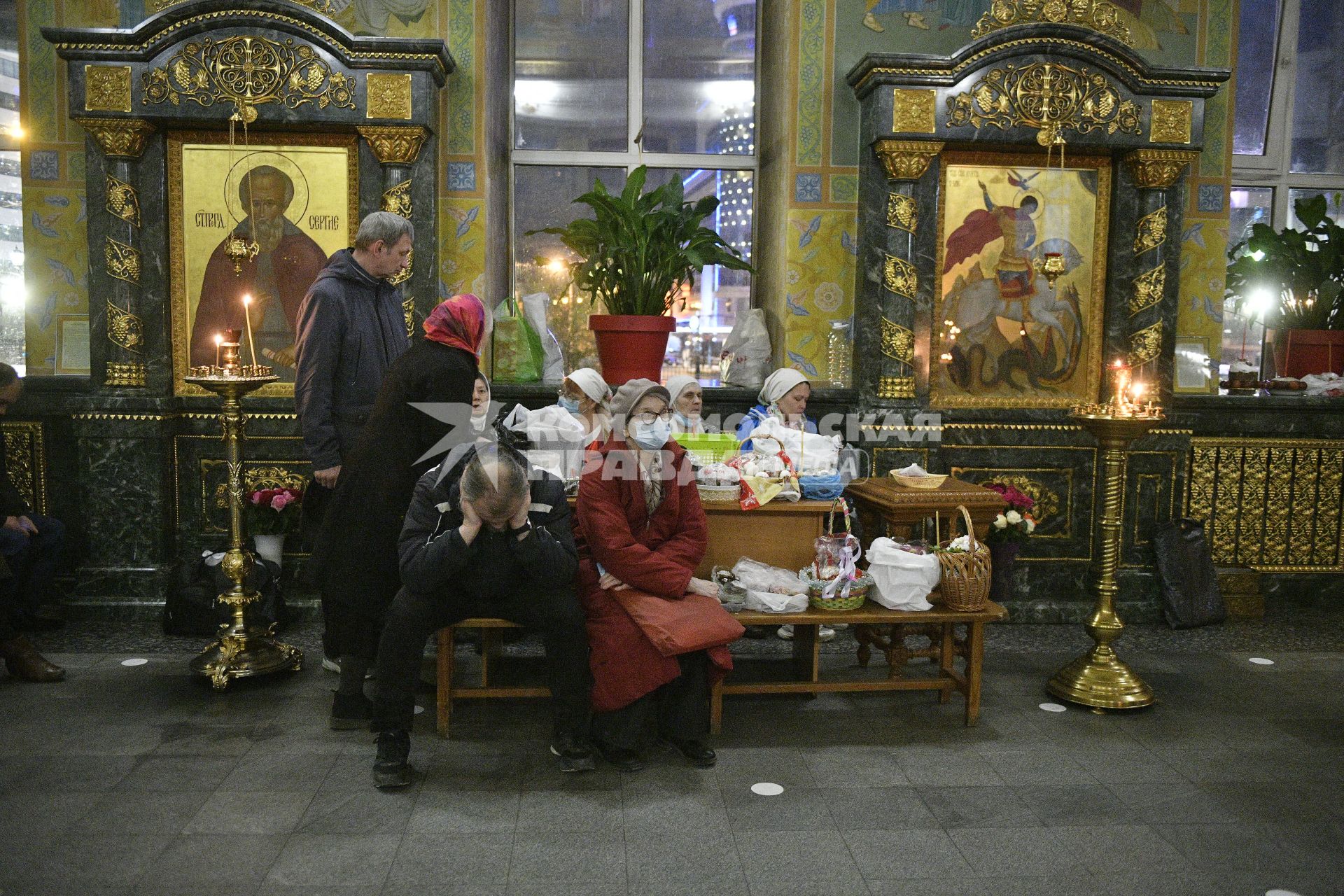 Екатеринбург. Перед началом Пасхального богослужения в Свято-Троицком соборе