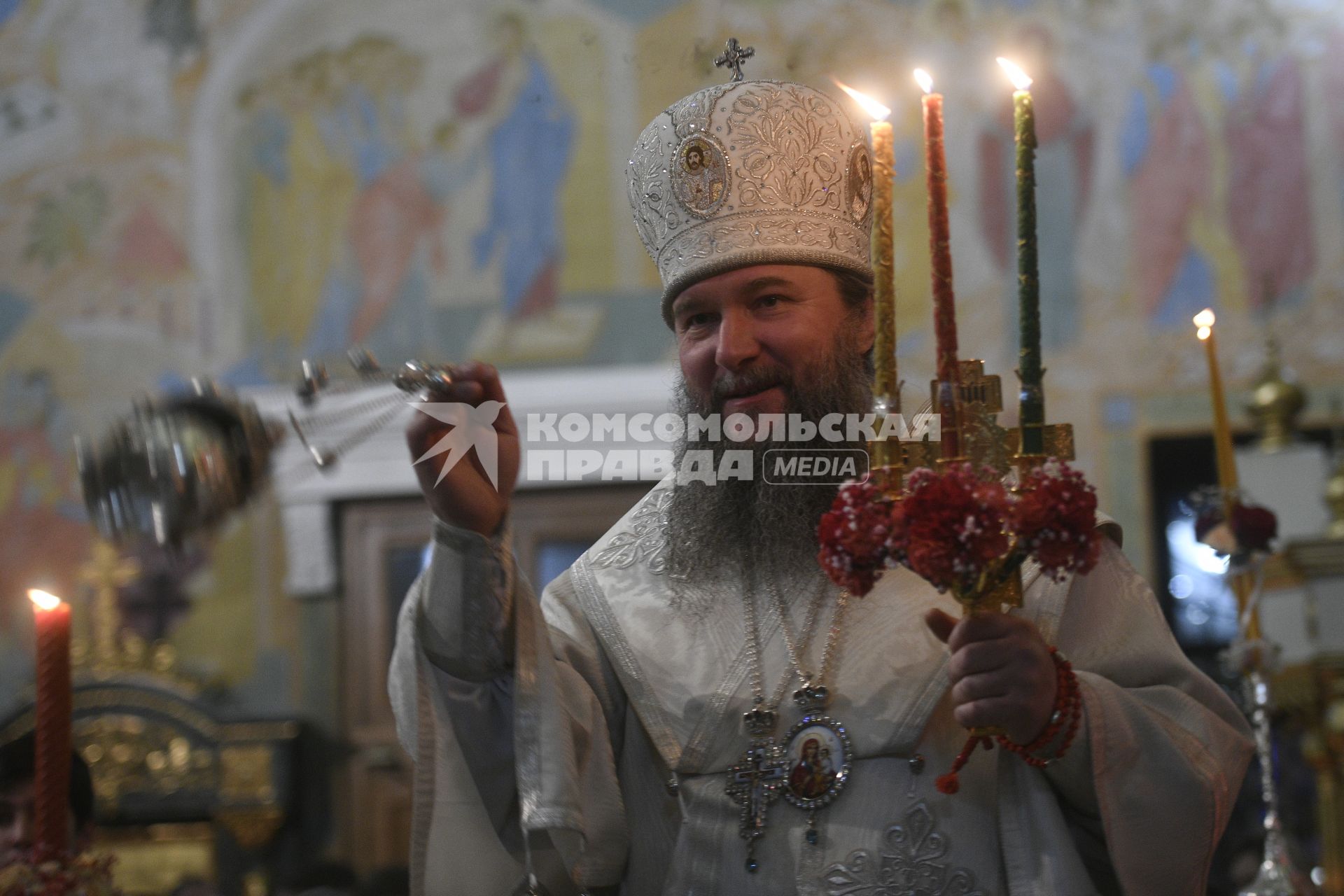 Екатеринбург. Митрополит Екатеринбургский и Верхотурский Евгений во время пасхального богослужения в Свято-Троицком соборе