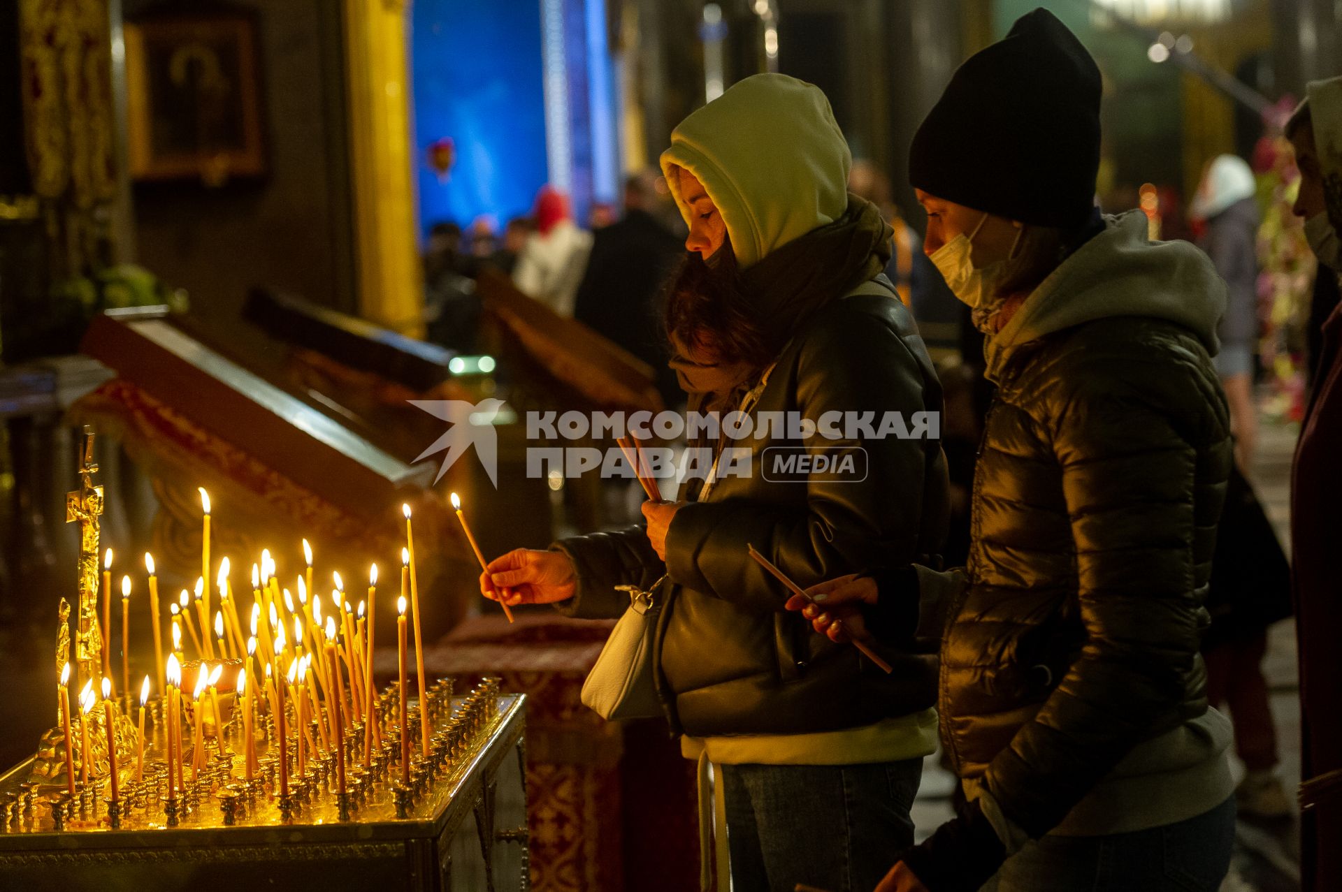 Санкт-Петербург. Девушки ставят поминальные свечи на канун в Казанском кафедральном соборе во время Пасхального богослужения.