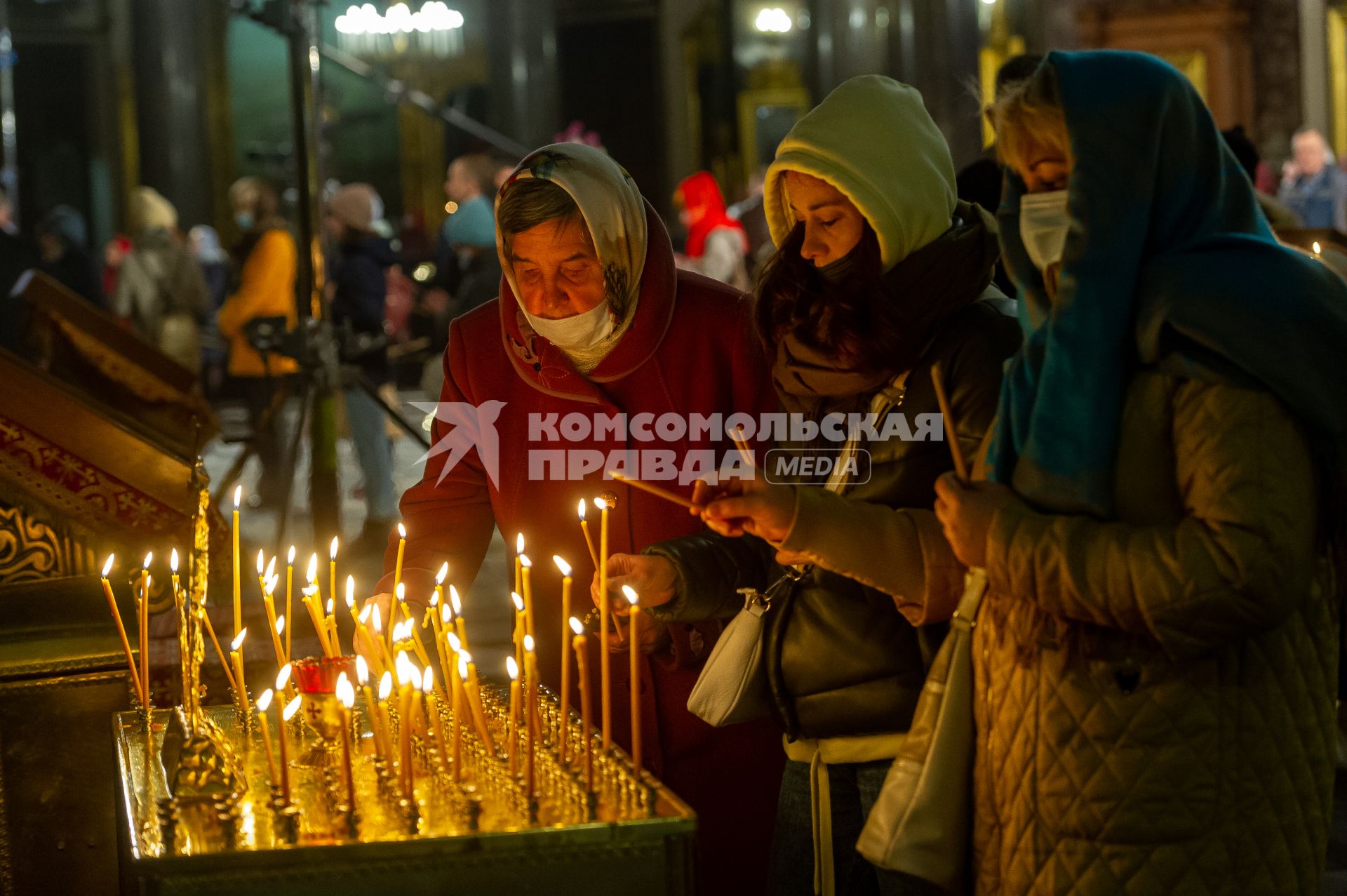 Санкт-Петербург. Прихожанки ставят поминальные свечи на канун в Казанском кафедральном соборе во время Пасхального богослужения.