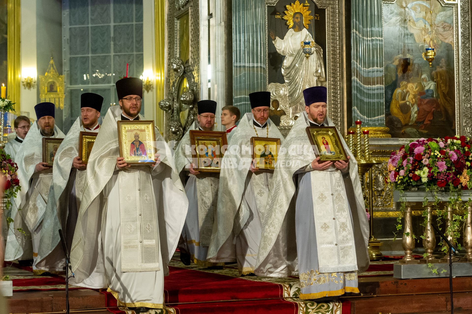 Санкт-Петербург. Священнослужители Казанского кафедрального собора во время Пасхального богослужения.