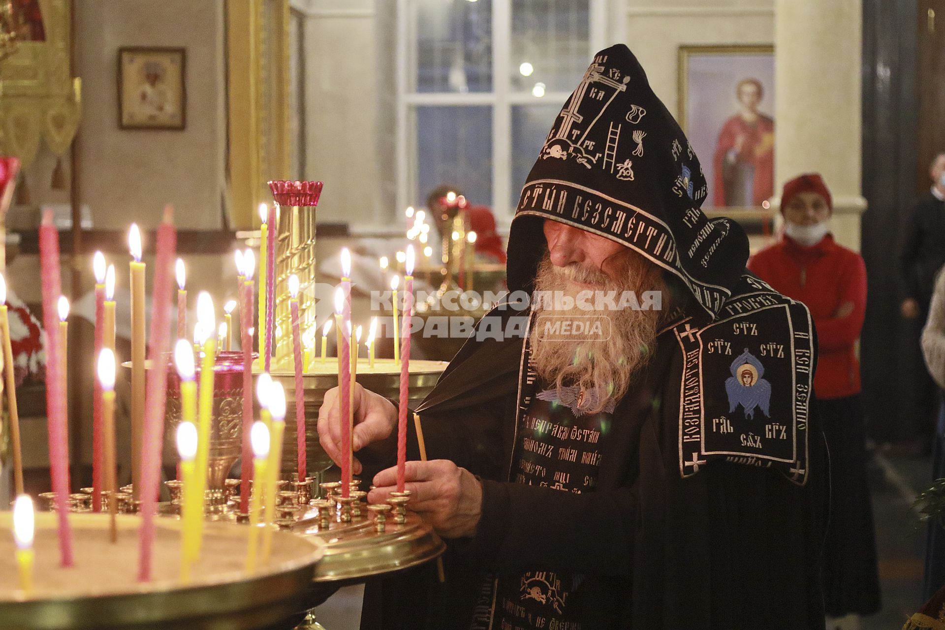 Барнаул. Схимонах во время Пасхального богослужения.