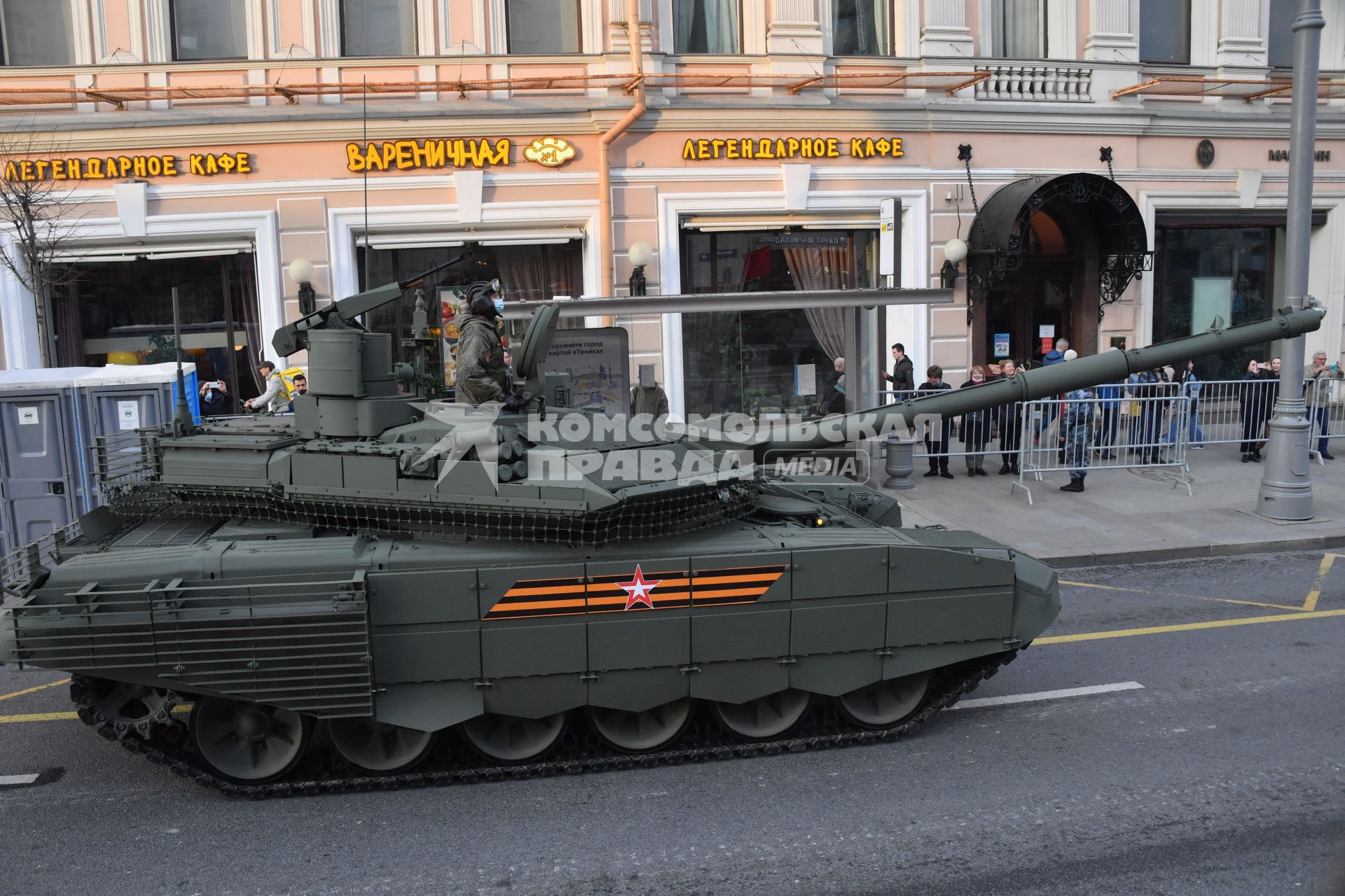 Москва. Танк Т-90М `Прорыв` на Тверской улице перед репетицией парада, посвященного 76-й годовщине Победы в Великой Отечественной войне.