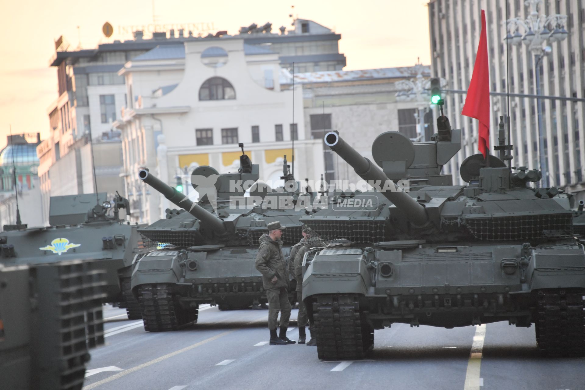 Москва. Танки Т-90М `Прорыв` на Тверской улице перед репетицией парада, посвященного 76-й годовщине Победы в Великой Отечественной войне.