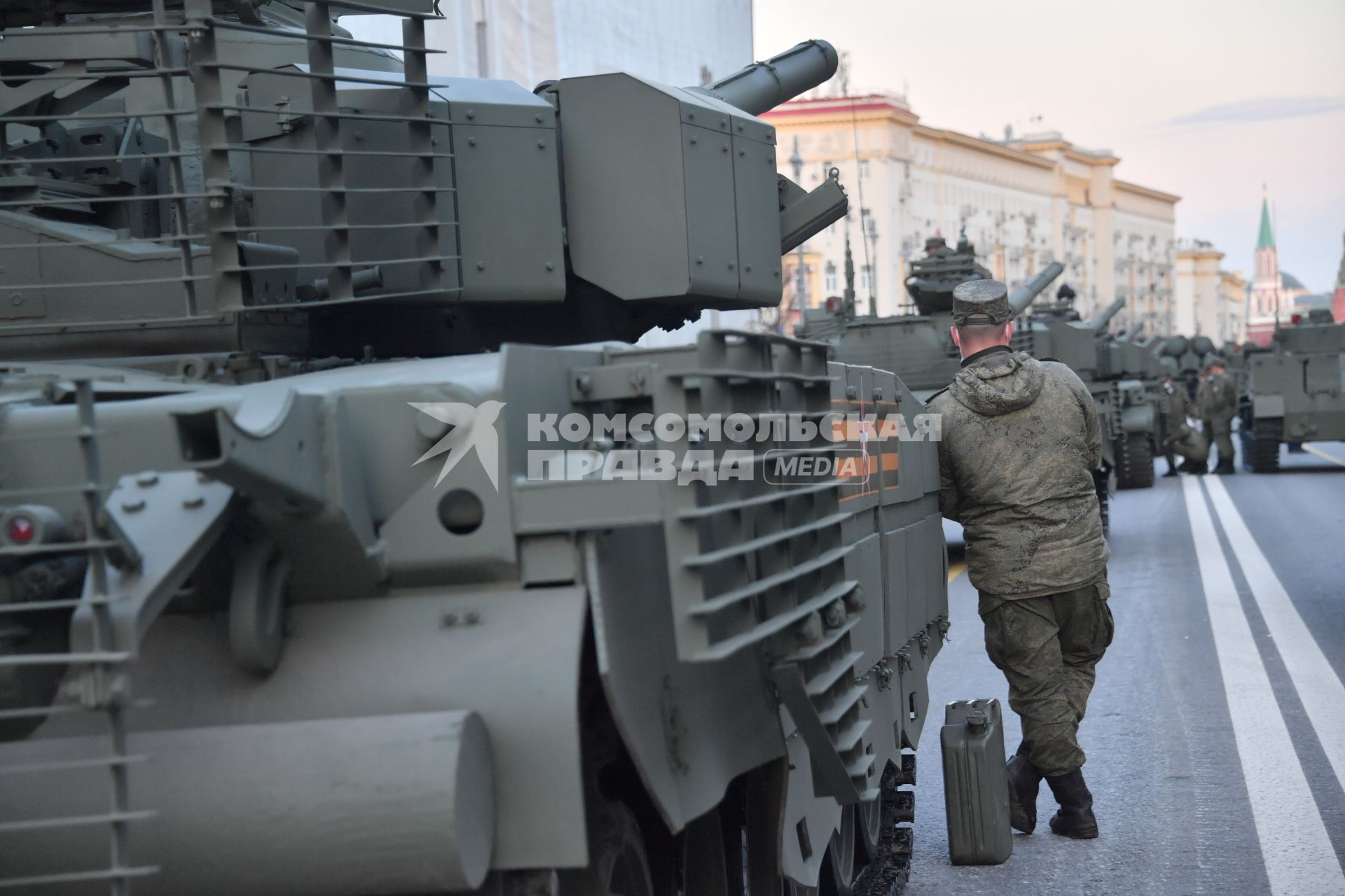 Москва. Военная техника на Тверской улице перед репетицией парада, посвященного 76-й годовщине Победы в Великой Отечественной войне.