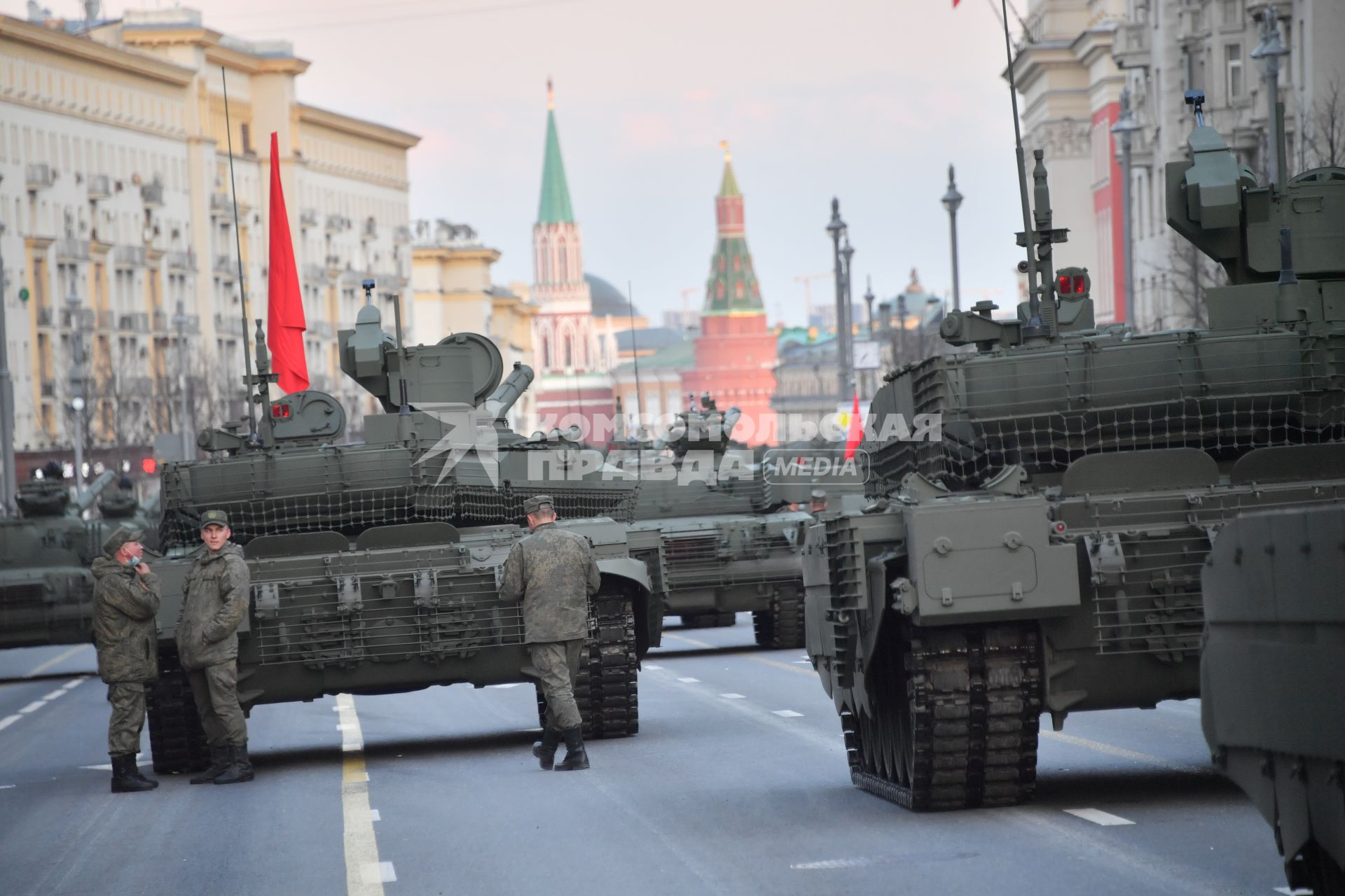 Москва. Танки Т-90М `Прорыв` на Тверской улице перед репетицией парада, посвященного 76-й годовщине Победы в Великой Отечественной войне.