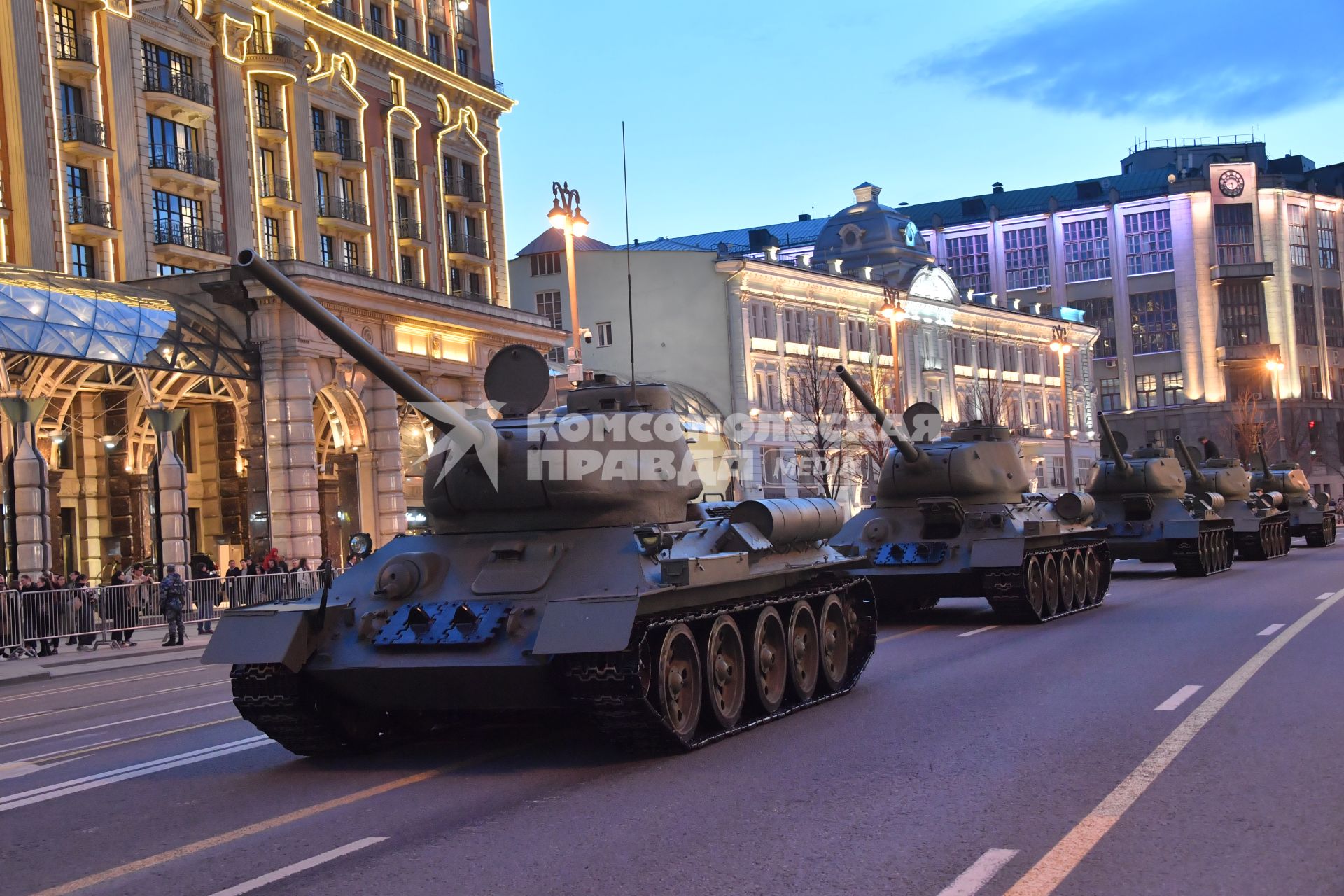 Москва. Танк Т-34-85 на Тверской улице перед репетицией парада, посвященного 76-й годовщине Победы в Великой Отечественной войне.