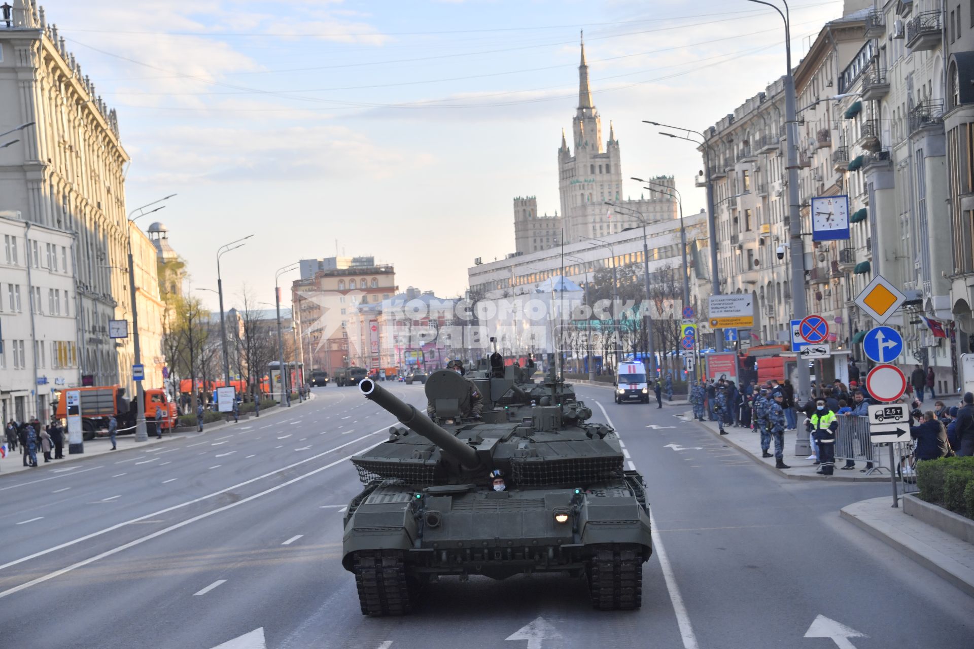 Москва. Танк Т-90М `Прорыв` на Тверской улице перед репетицией парада, посвященного 76-й годовщине Победы в Великой Отечественной войне.