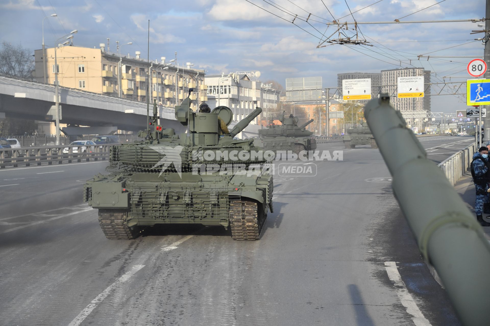 Москва. Танки Т-90М `Прорыв` перед репетицией парада, посвященного 76-й годовщине Победы в Великой Отечественной войне.