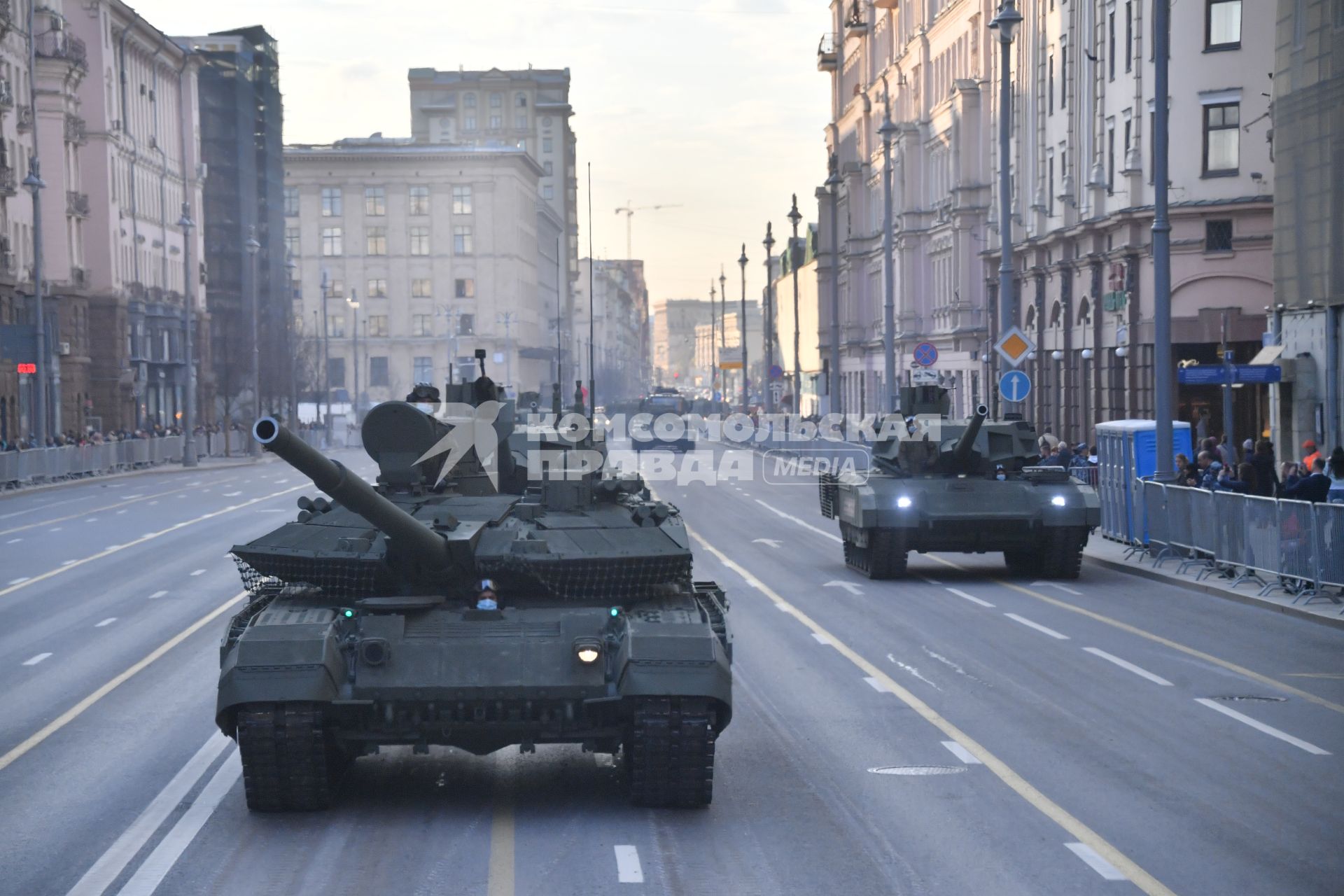 Москва.  Танк Т-90М `Прорыв` и танк Т-14 `Армата`  (слева направо) на Тверской улице перед репетицией парада, посвященного 76-й годовщине Победы в Великой Отечественной войне.