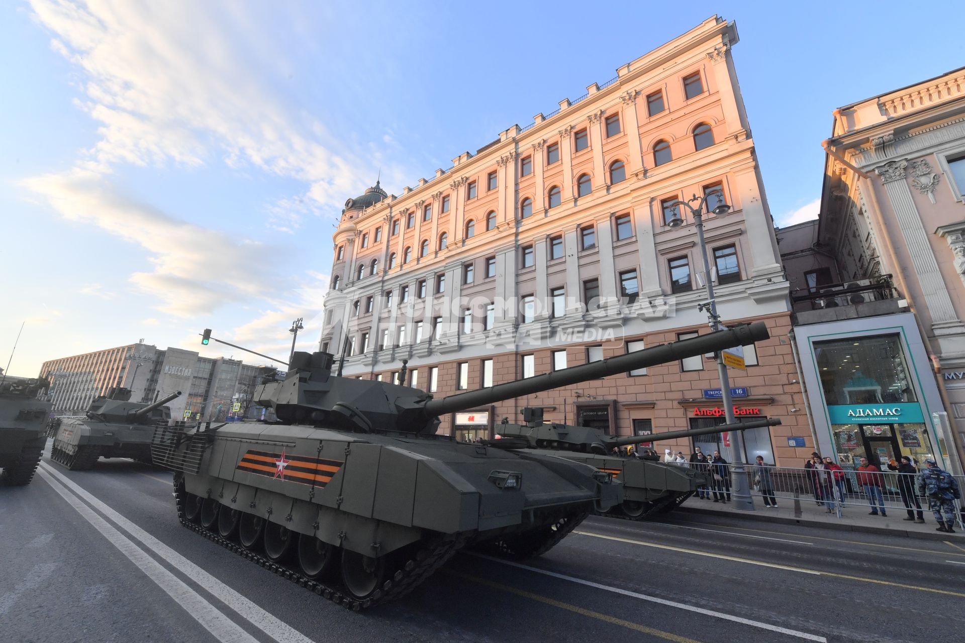 Москва. Танк Т-14 `Армата`  на Тверской улице перед репетицией парада, посвященного 76-й годовщине Победы в Великой Отечественной войне.