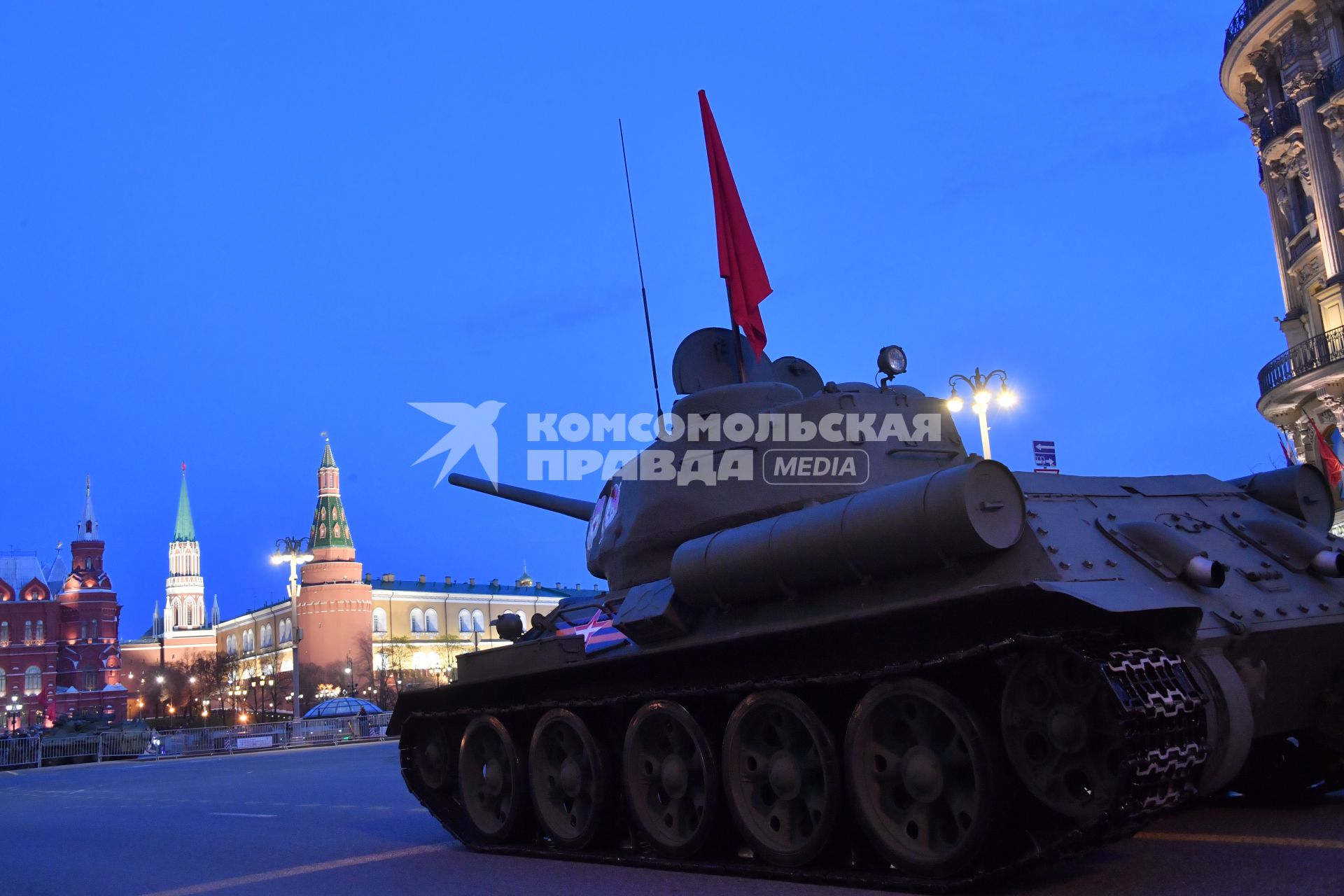 Москва. Танк Т-34-85 на Тверской улице перед репетицией парада, посвященного 76-й годовщине Победы в Великой Отечественной войне.