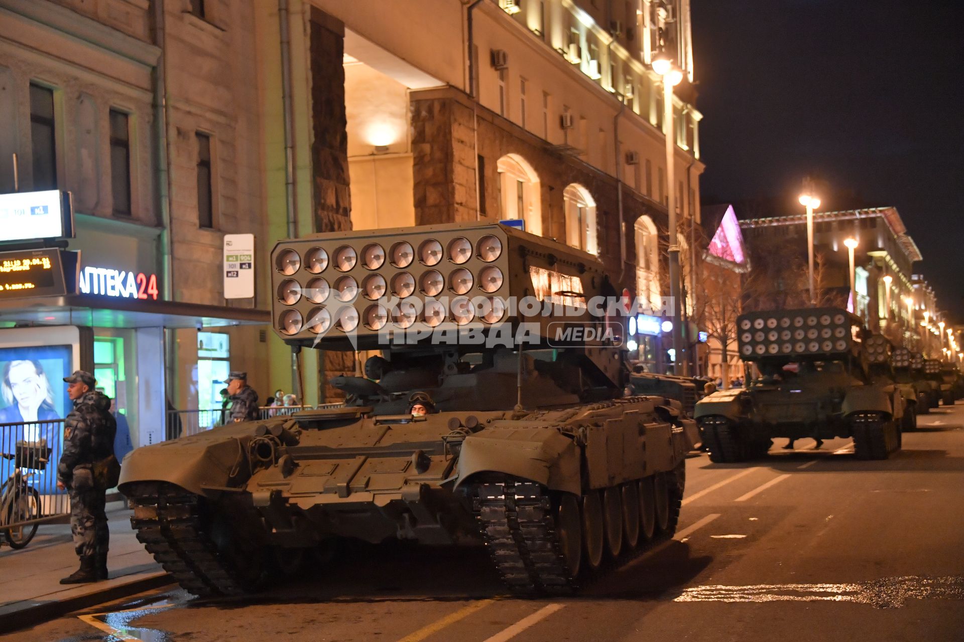 Москва. Тяжелые огнеметные системы (ТОС) залпового огня ТОС-1А `Солнцепек` на Тверской улице перед репетицией парада, посвященного 76-й годовщине Победы в Великой Отечественной войне.