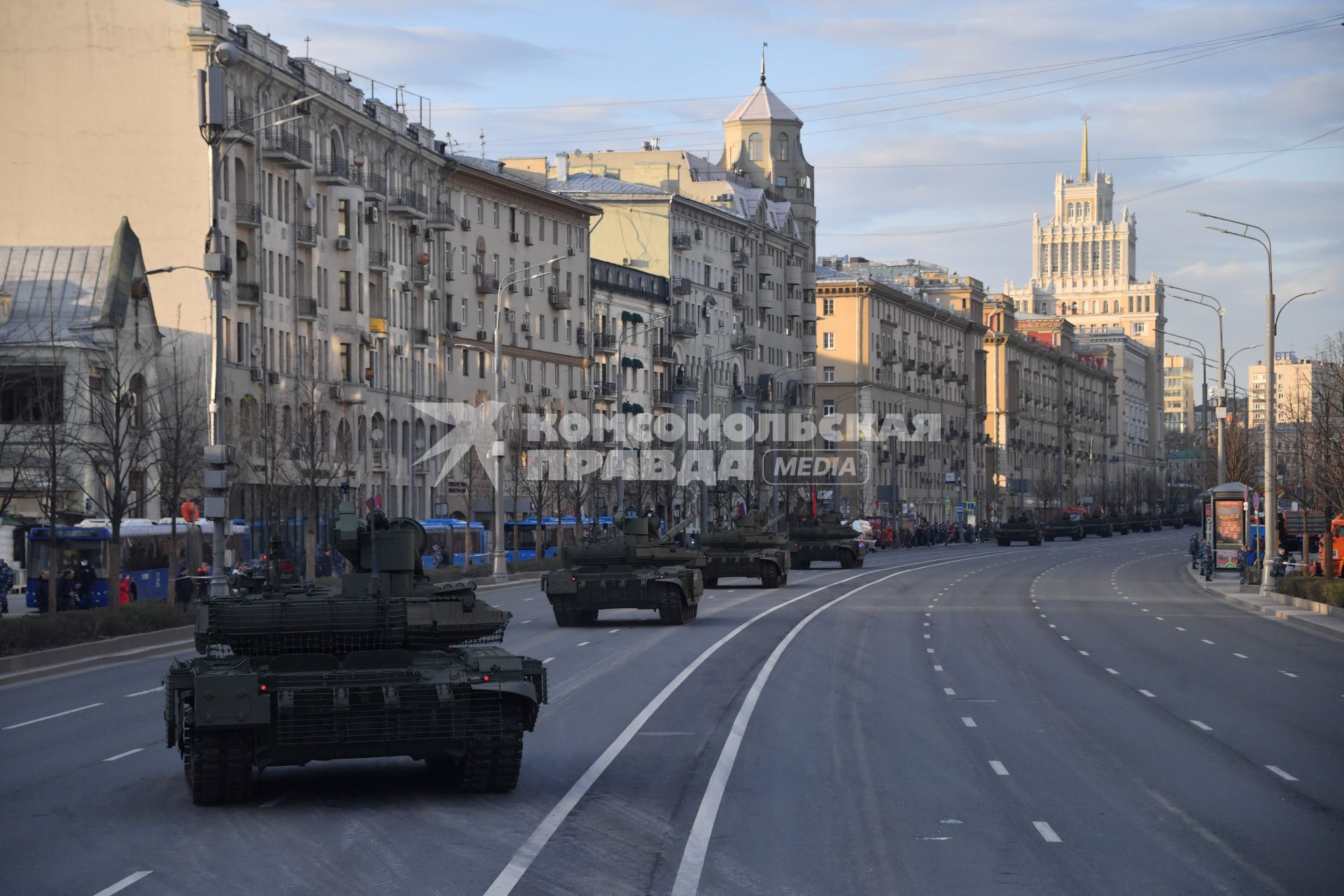 Москва. Танки Т-90М `Прорыв`  перед репетицией парада, посвященного 76-й годовщине Победы в Великой Отечественной войне.