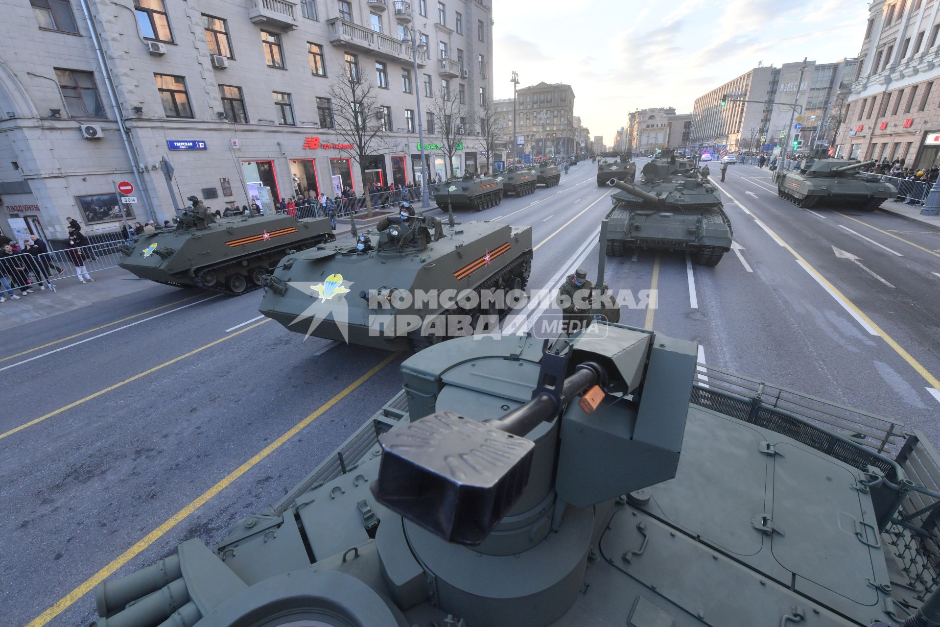 Москва. Танк Т-90М `Прорыв` (в центре) и БТР-МДМ `Ракушка` (слева) на Тверской улице перед репетицией парада, посвященного 76-й годовщине Победы в Великой Отечественной войне.