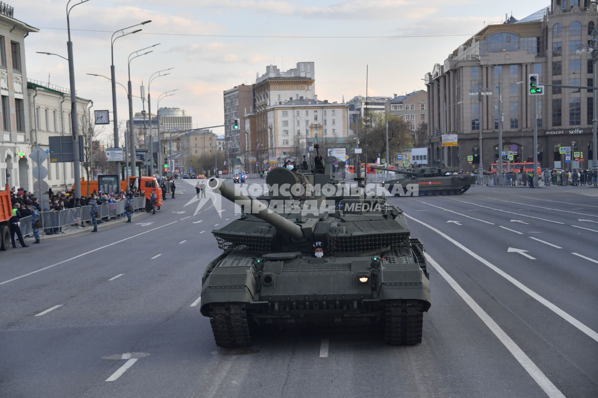 Москва. Танк Т-90М `Прорыв` на Тверской улице перед репетицией парада, посвященного 76-й годовщине Победы в Великой Отечественной войне.