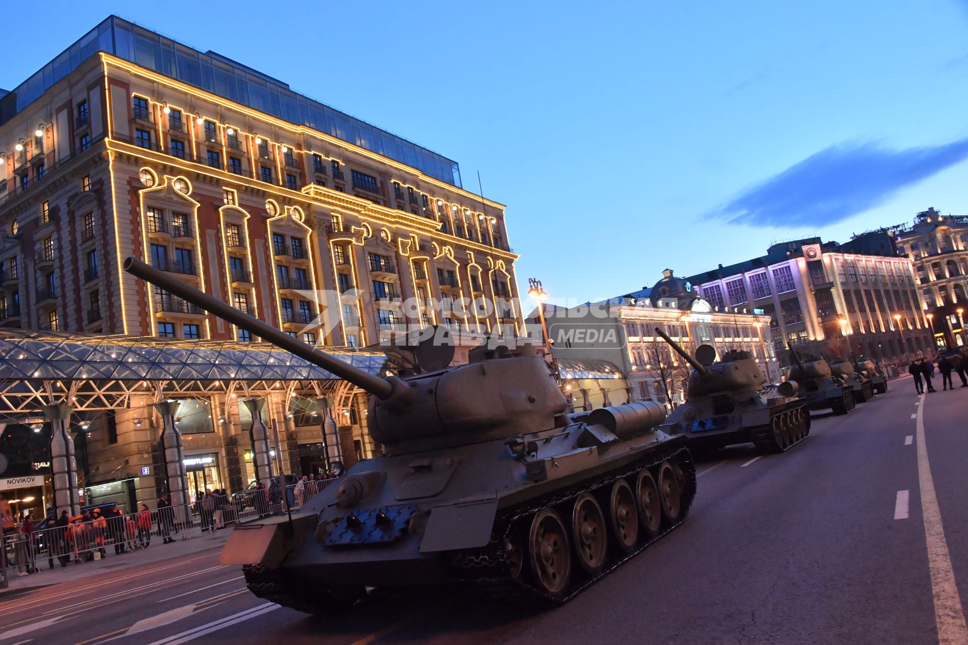 Москва. Танки Т-34-85 на Тверской улице перед репетицией парада, посвященного 76-й годовщине Победы в Великой Отечественной войне.