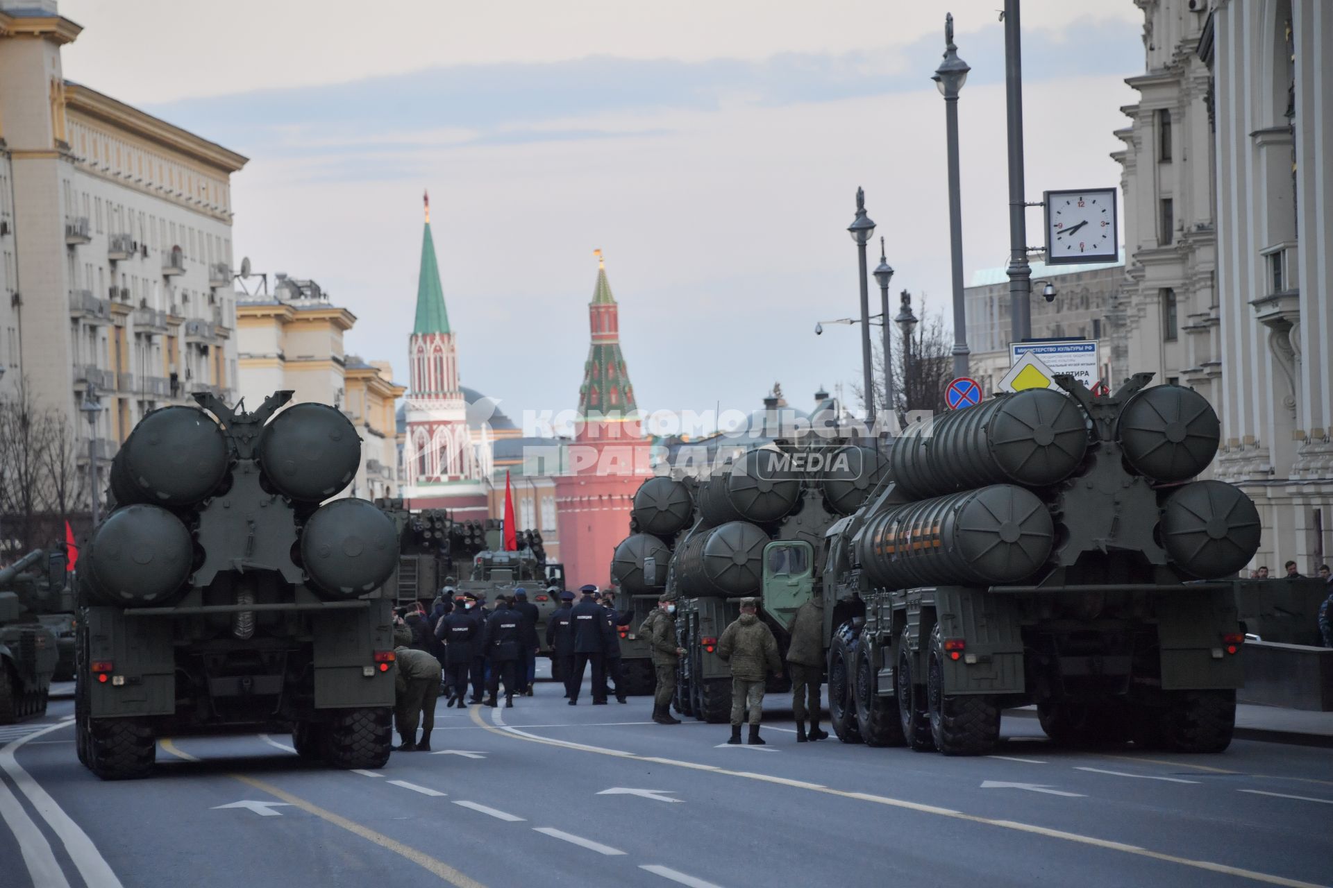 Москва. Зенитная ракетная система С-400 `Триумф` на Тверской улице перед репетицией парада, посвященного 76-й годовщине Победы в Великой Отечественной войне.