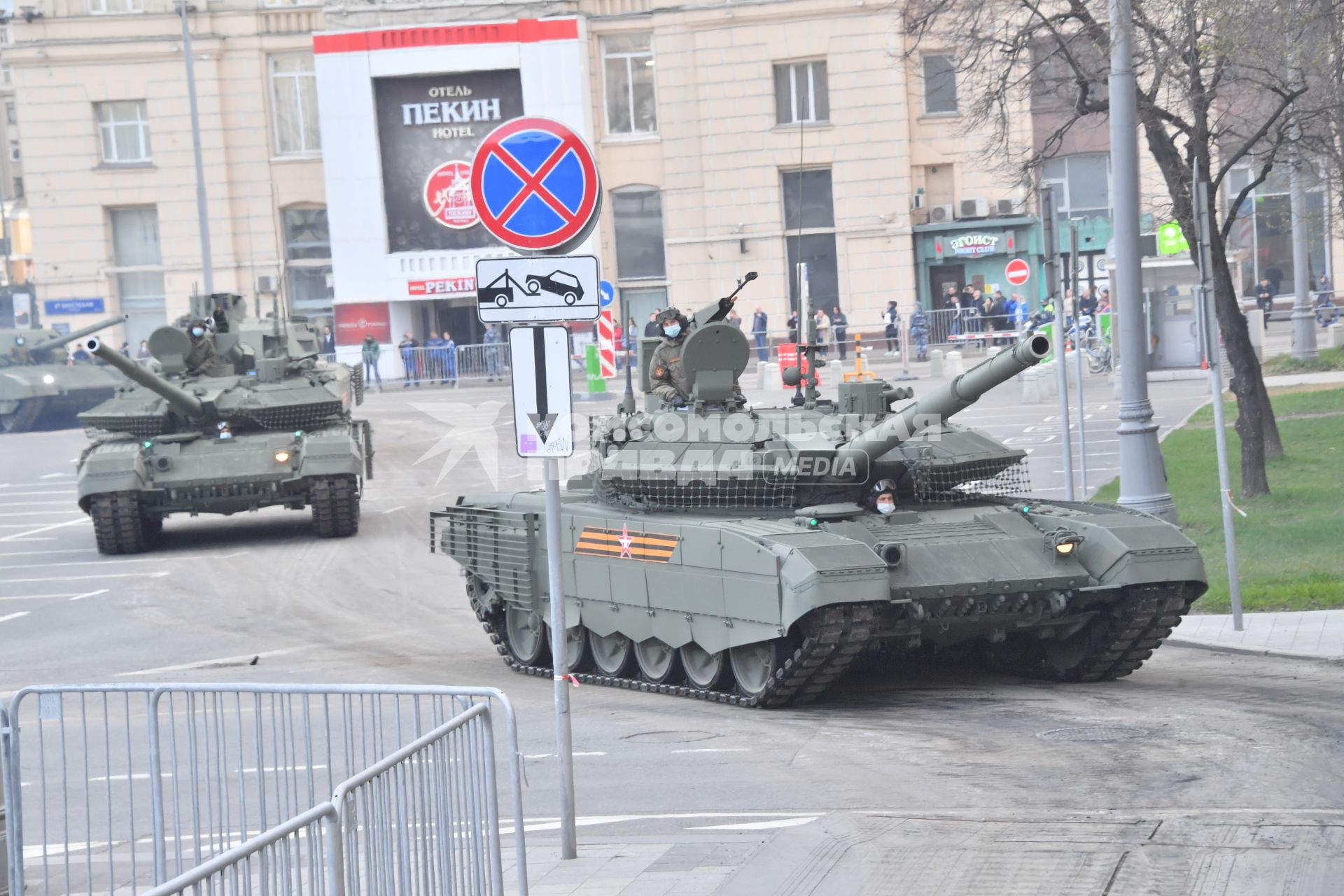 Москва. Танки Т-90М `Прорыв` перед репетицией парада, посвященного 76-й годовщине Победы в Великой Отечественной войне.