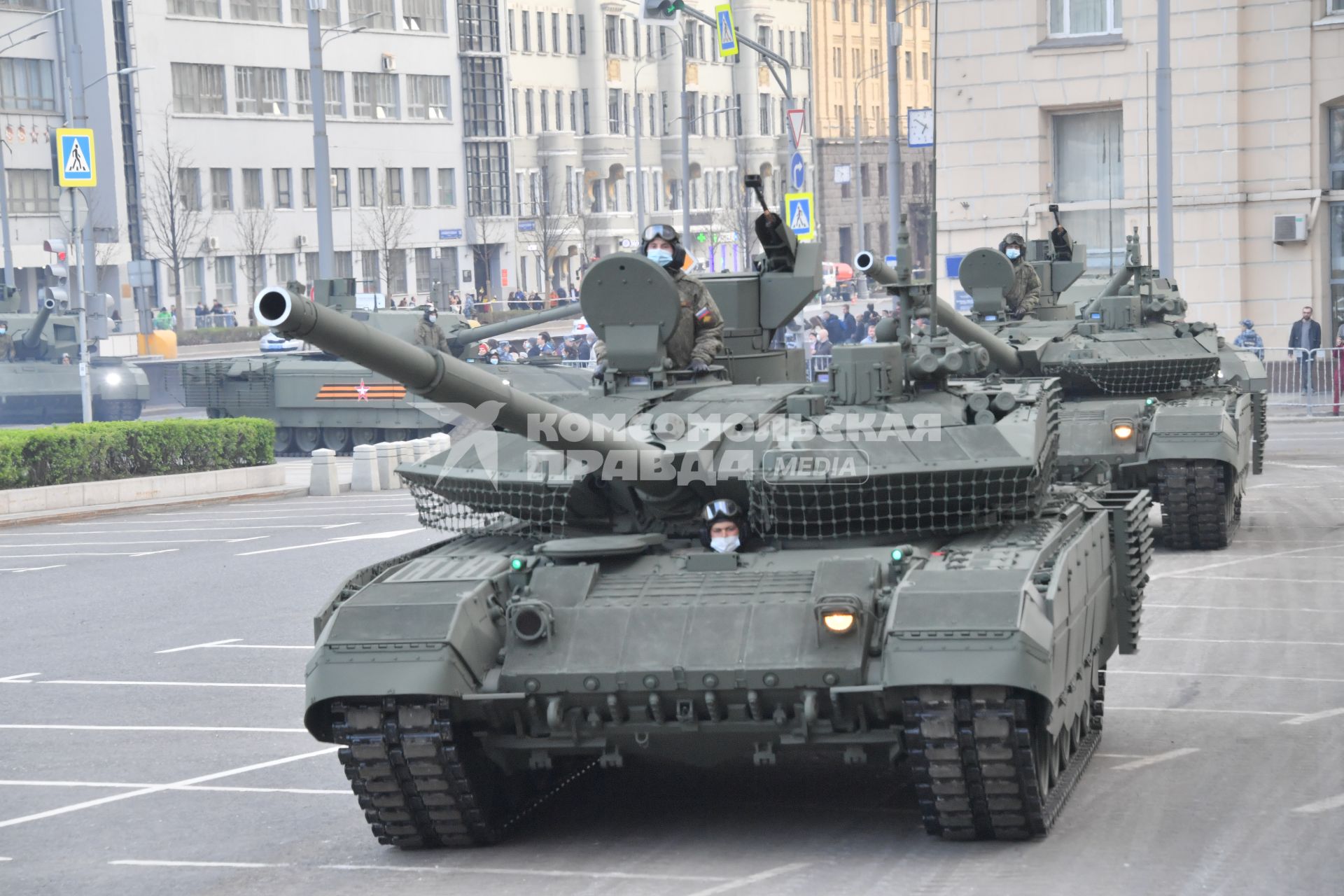 Москва. Танки Т-90М `Прорыв` перед репетицией парада, посвященного 76-й годовщине Победы в Великой Отечественной войне.