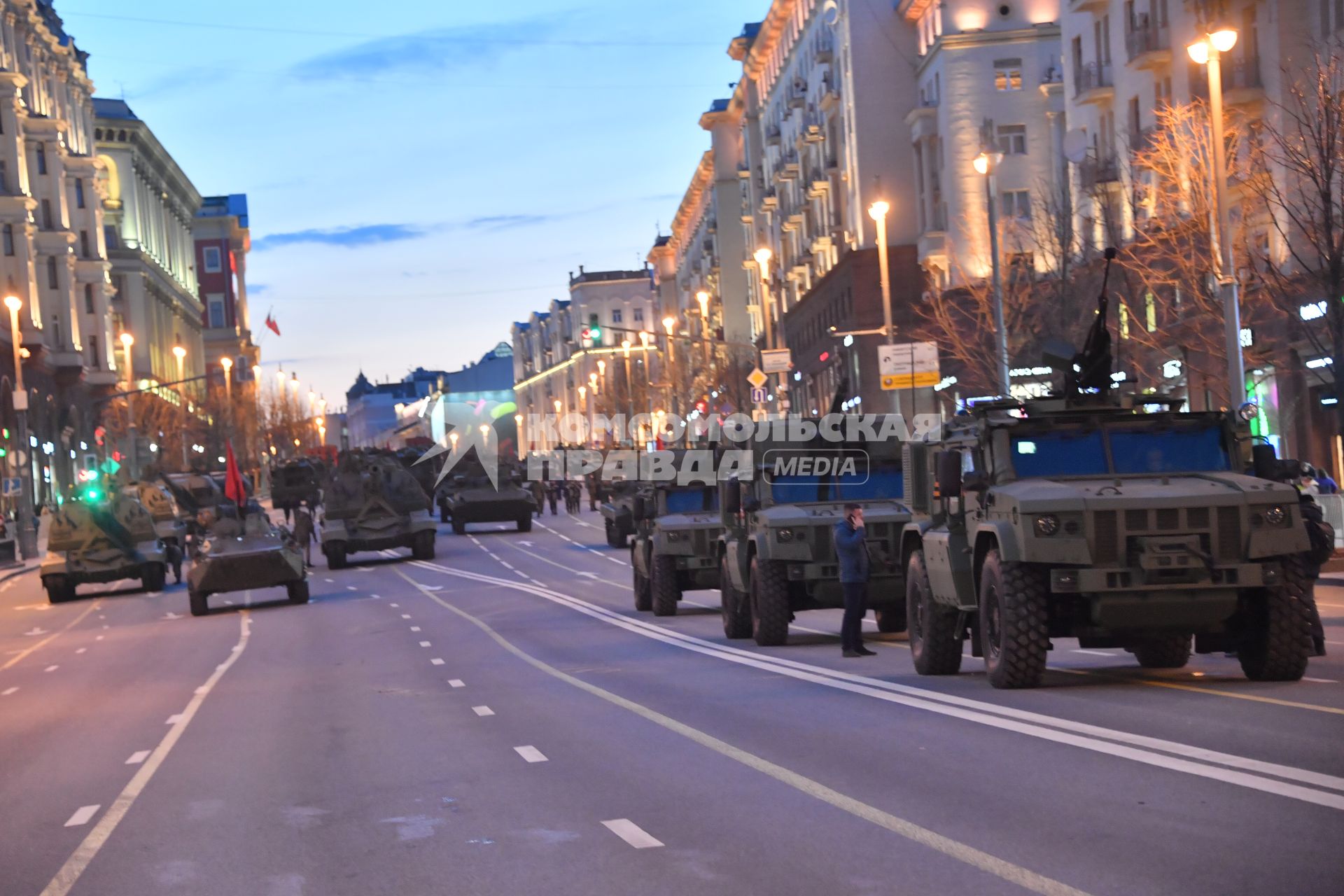 Москва.   на Тверской улице перед репетицией парада, посвященного 76-й годовщине Победы в Великой Отечественной войне.