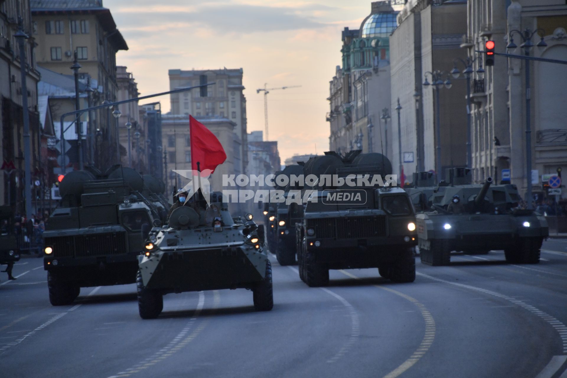 Москва. Военная техника на Тверской улице перед репетицией парада, посвященного 76-й годовщине Победы в Великой Отечественной войне.