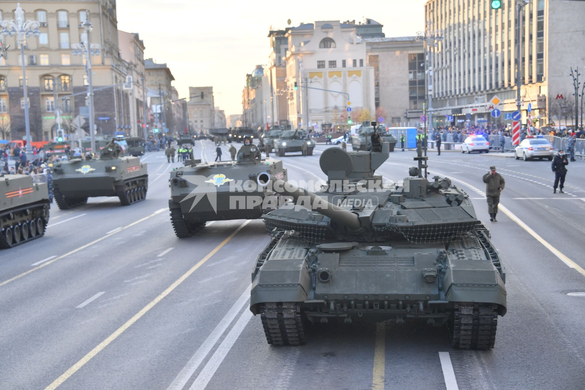 Москва. Танк Т-90М `Прорыв` и БТР-МДМ `Ракушка` (справа налево) на Тверской улице перед репетицией парада, посвященного 76-й годовщине Победы в Великой Отечественной войне.