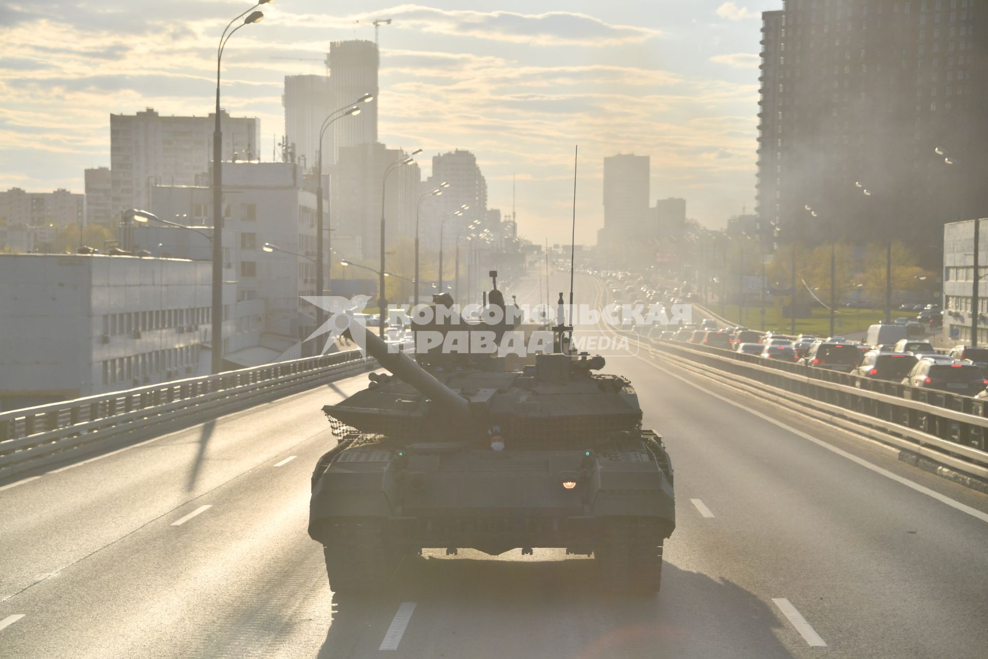 Москва. Танк Т-90М `Прорыв`  перед репетицией парада, посвященного 76-й годовщине Победы в Великой Отечественной войне.