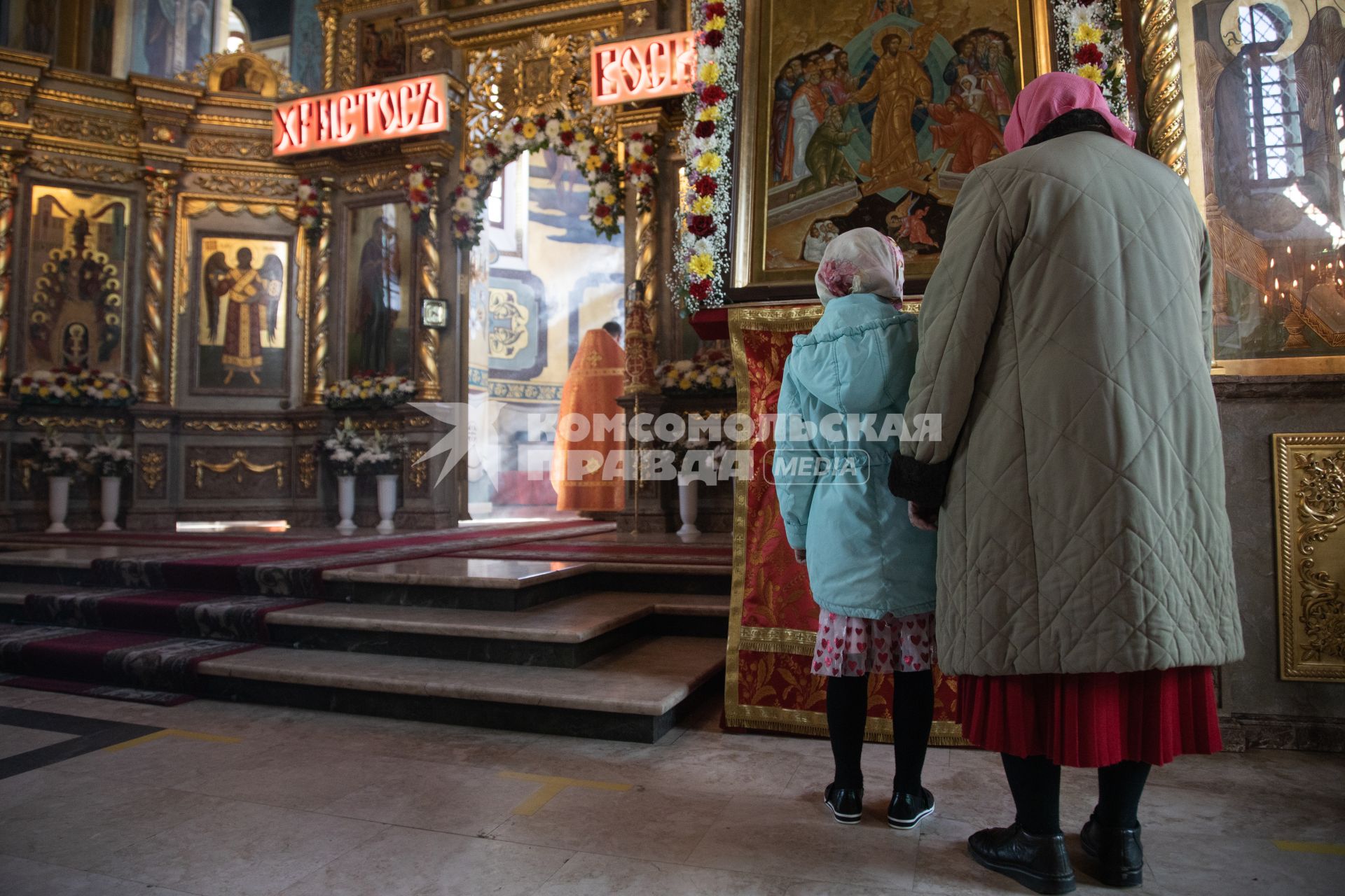 Пермь. Священнослужитель  во время пасхальной службы в храме.