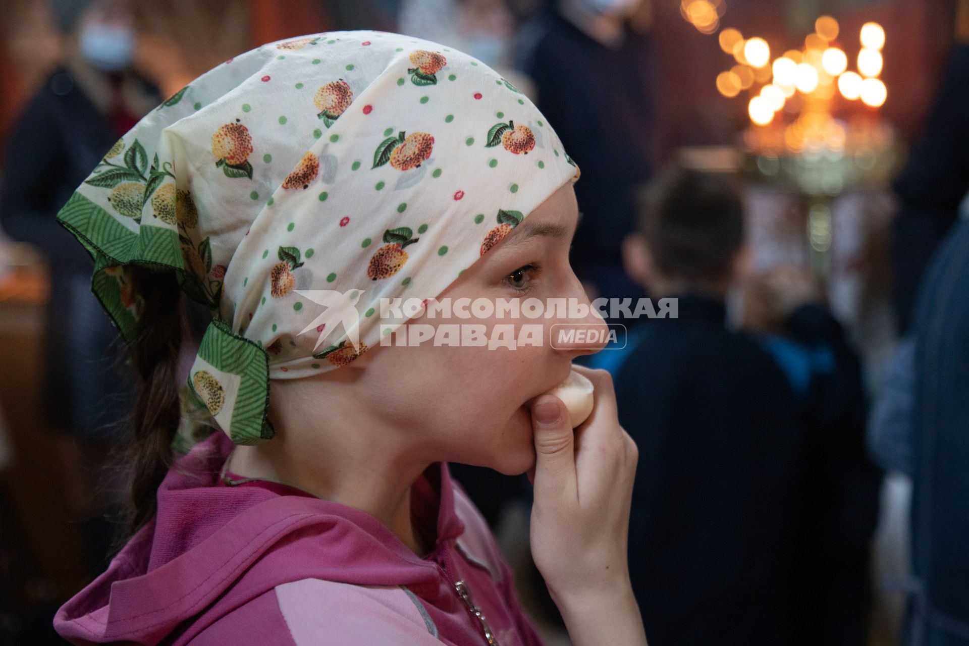 Пермь.  Девочка во время пасхальной службы в храме.