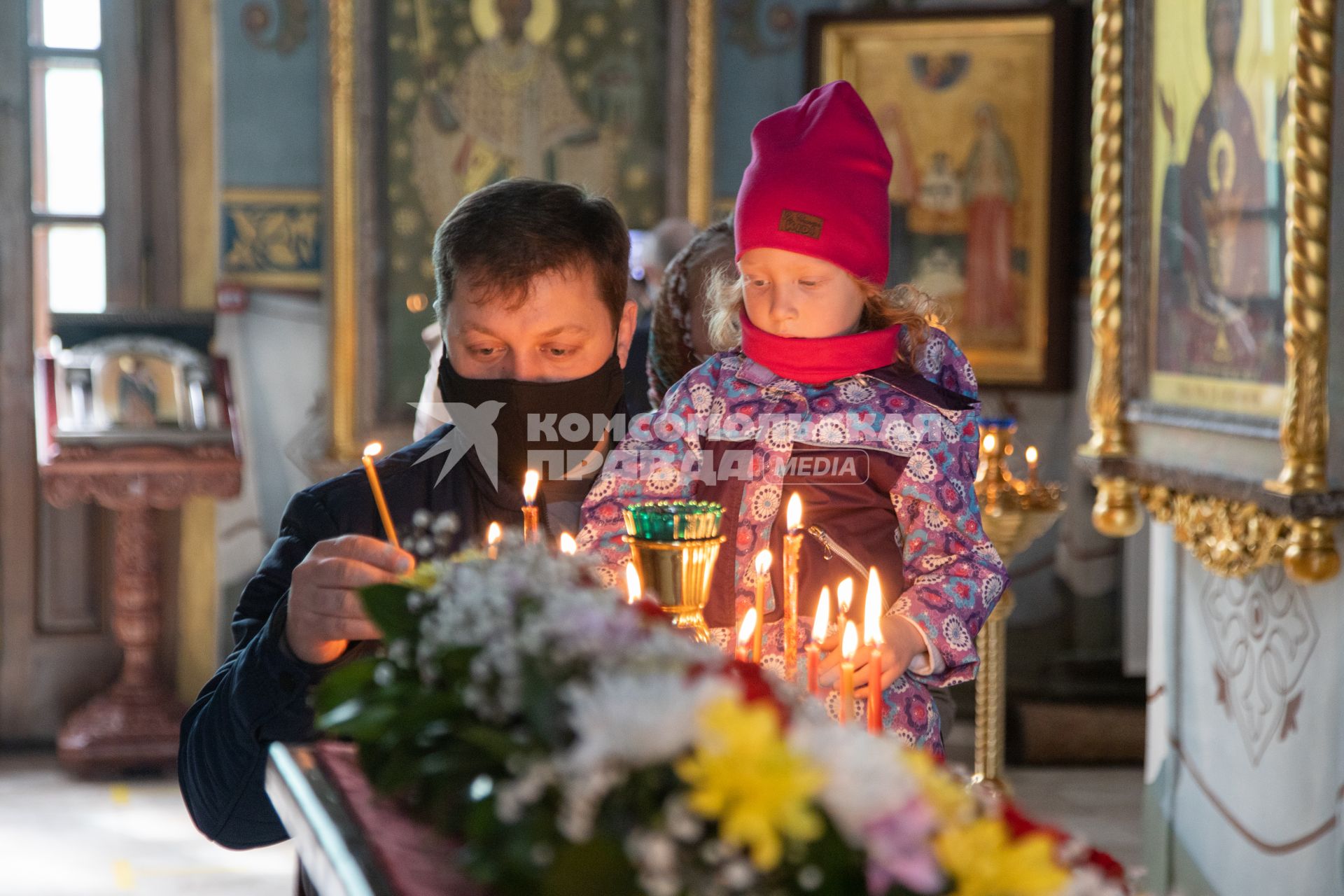 Пермь. Прихожане во время пасхальной службы в храме.