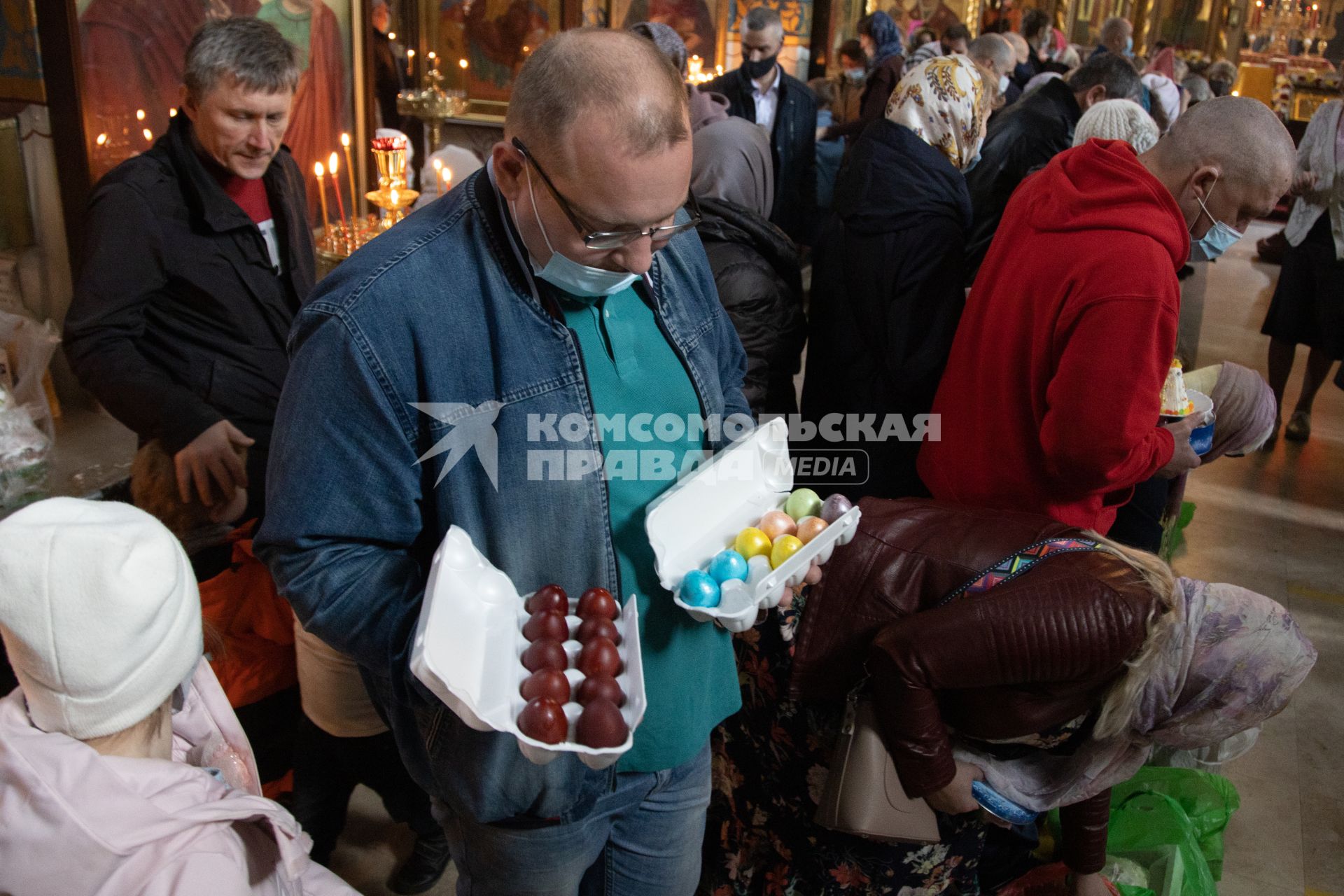 Пермь. Прихожане во время пасхальной службы в храме.