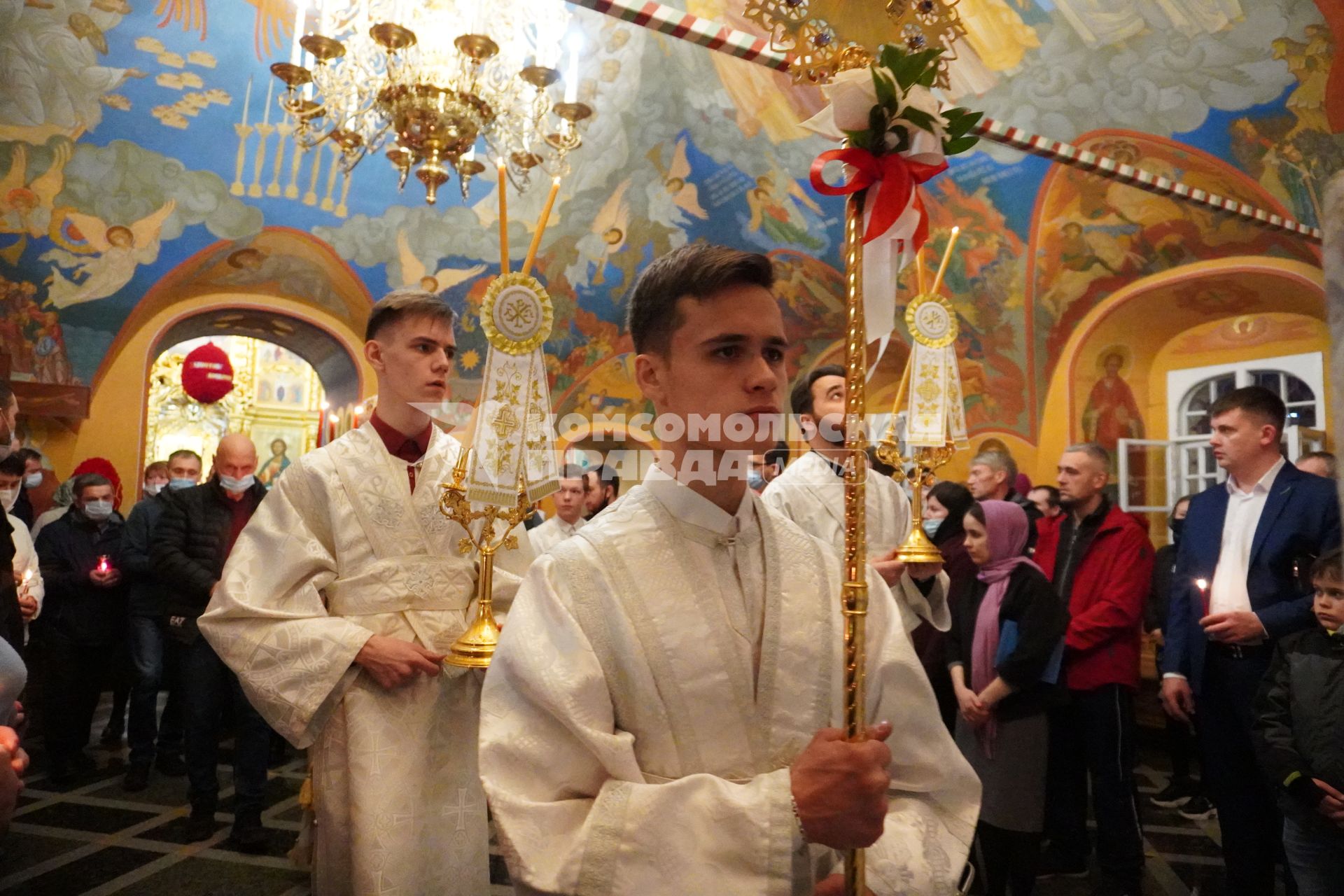 Иркутск. Священнослужители во время пасхальной службы в храме.
