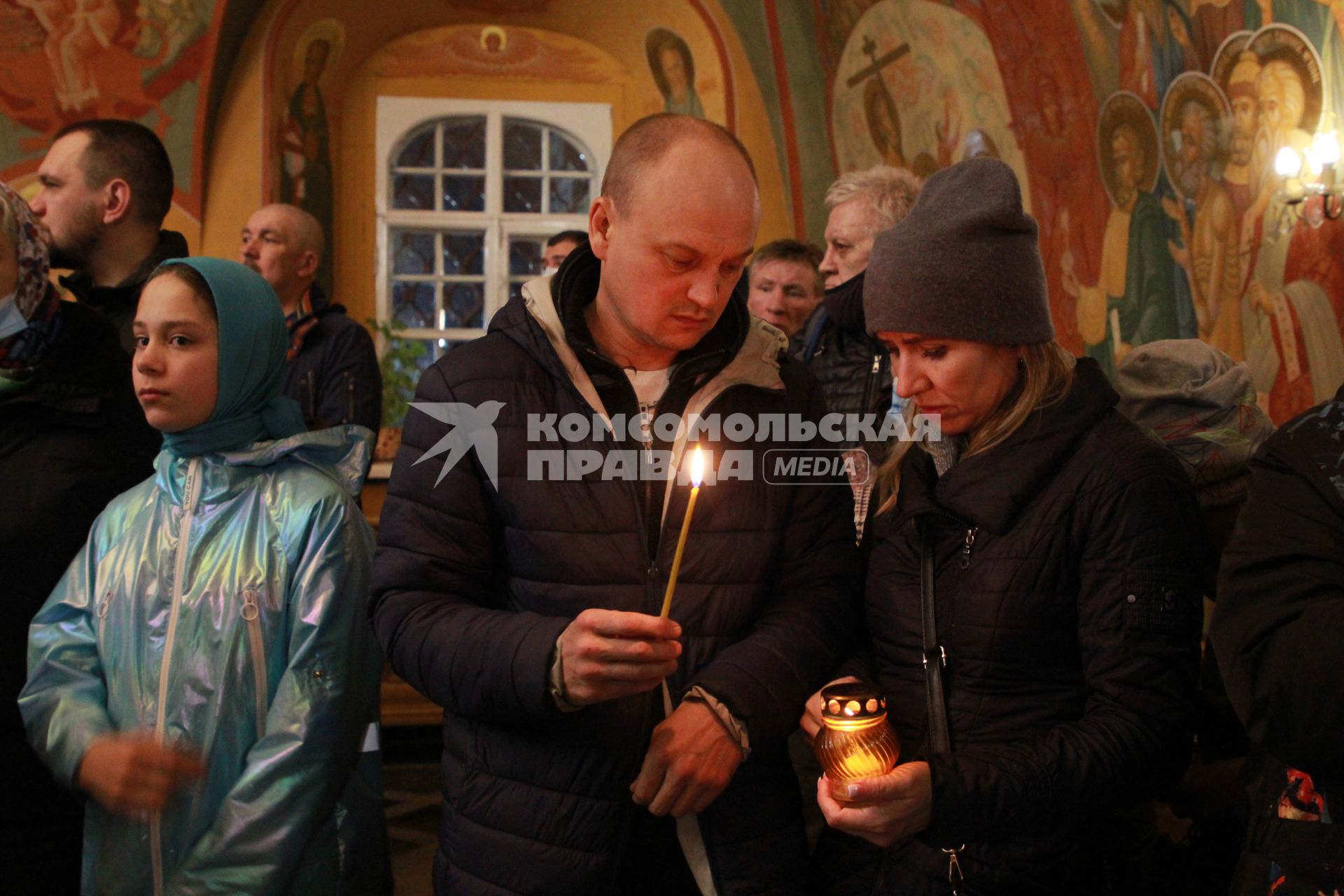 Иркутск. Прихожане во время пасхальной службы в храме.