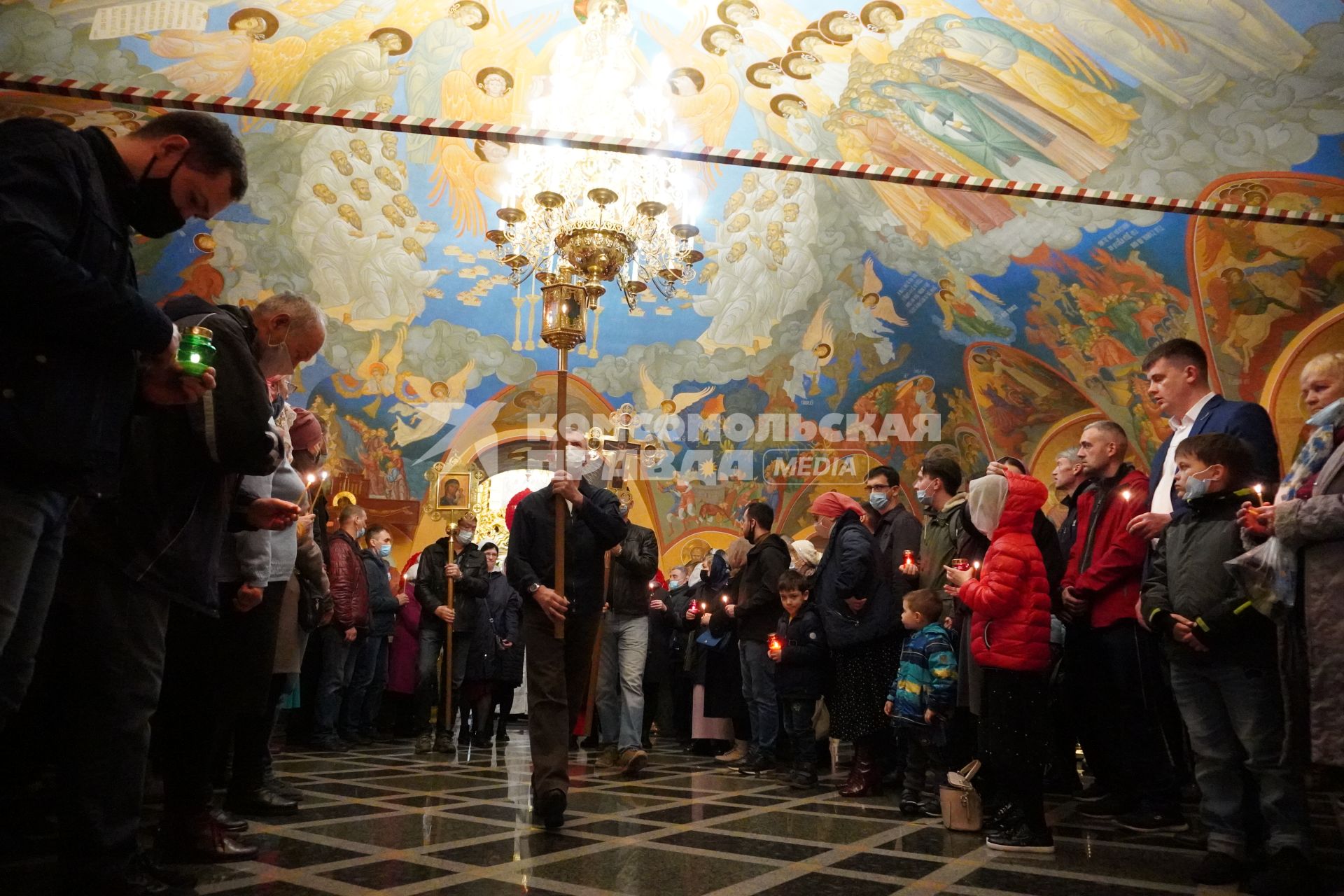 Иркутск. Прихожане во время пасхальной службы в храме.